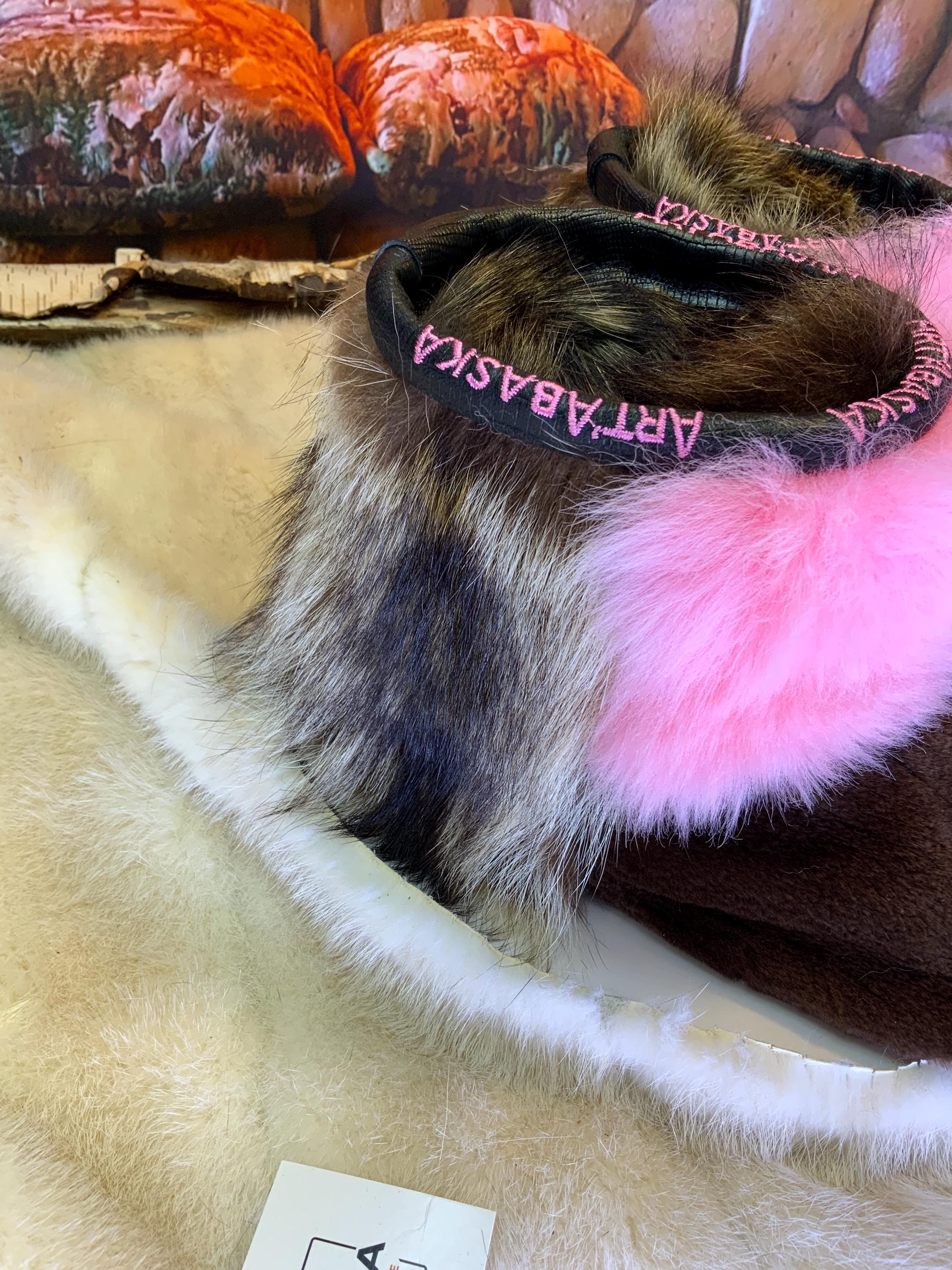 Mocassins d’intérieur Moniques 9 femme toute fourrure rose mouton vison raton recyclés cuir noir broderie ArtAbaska Québec