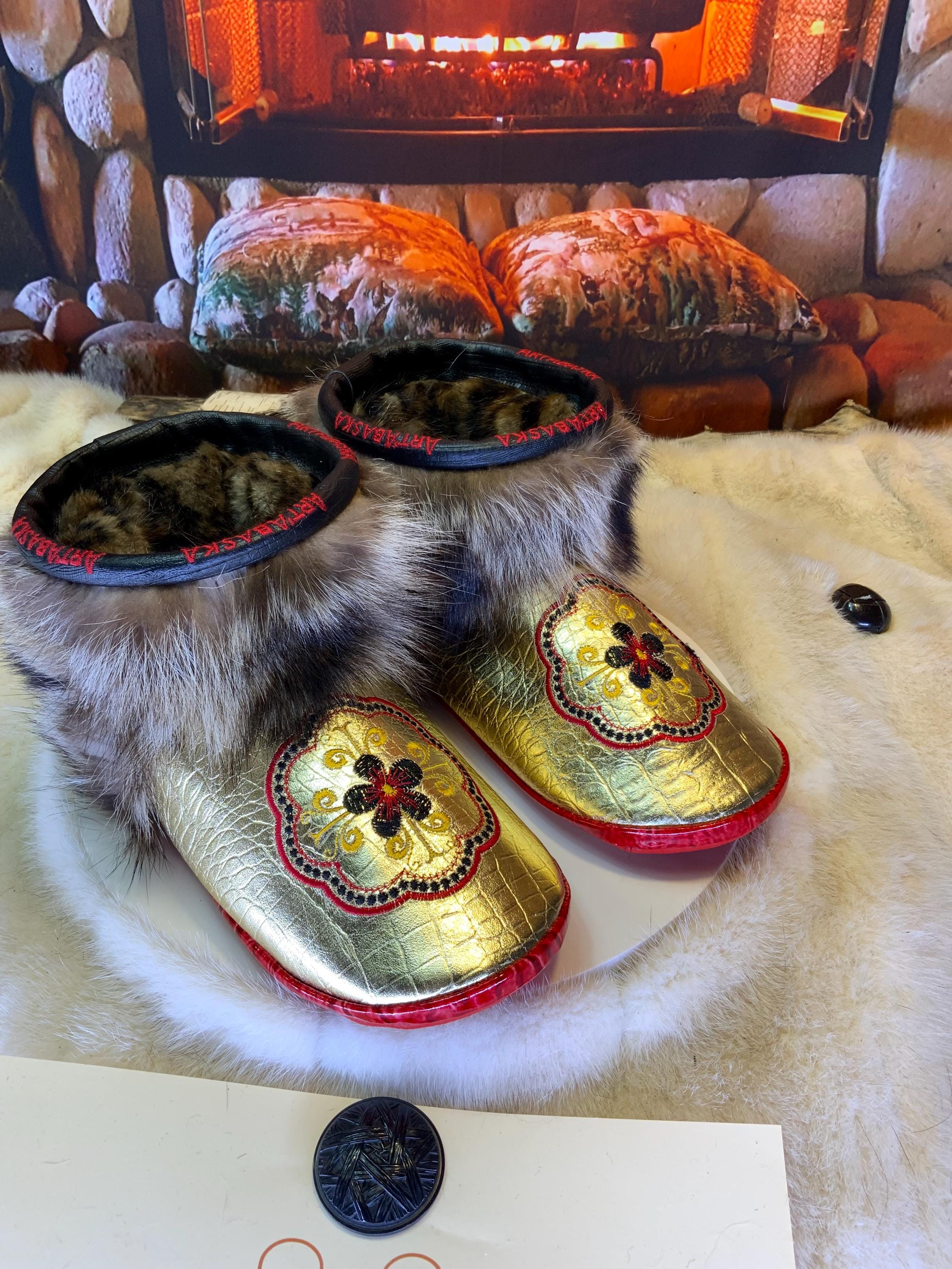 Mocassins d’intérieur Mireille 10 femme cuir or crocodile mandala brodé fils d’or raton recyclé semelle rouge fait main Québec