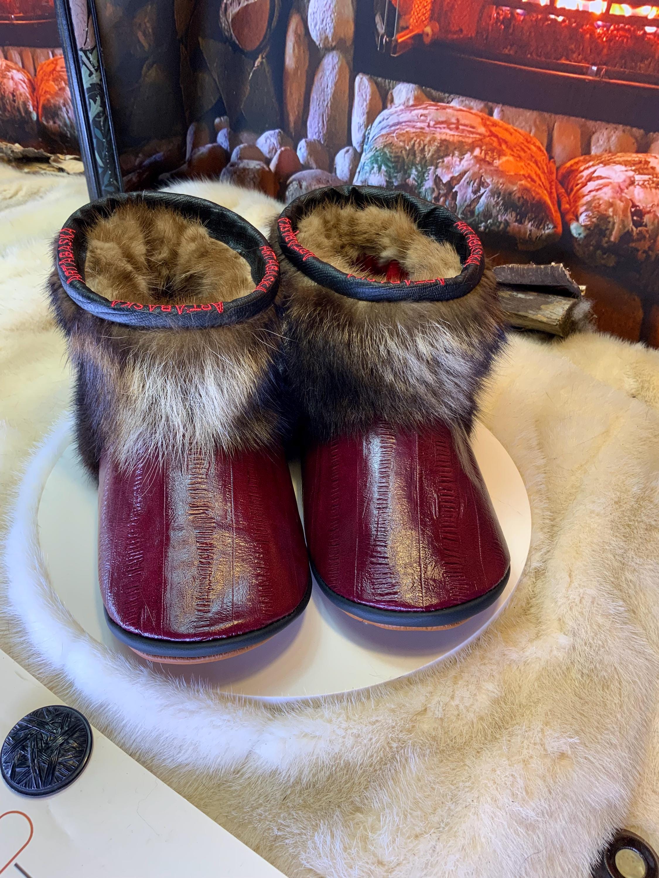 Mocassins d’intérieur Les Charlotte – 10 femme – cuir d’anguille bourgogne & fourrures recyclées, exclusivité artisanale Québec