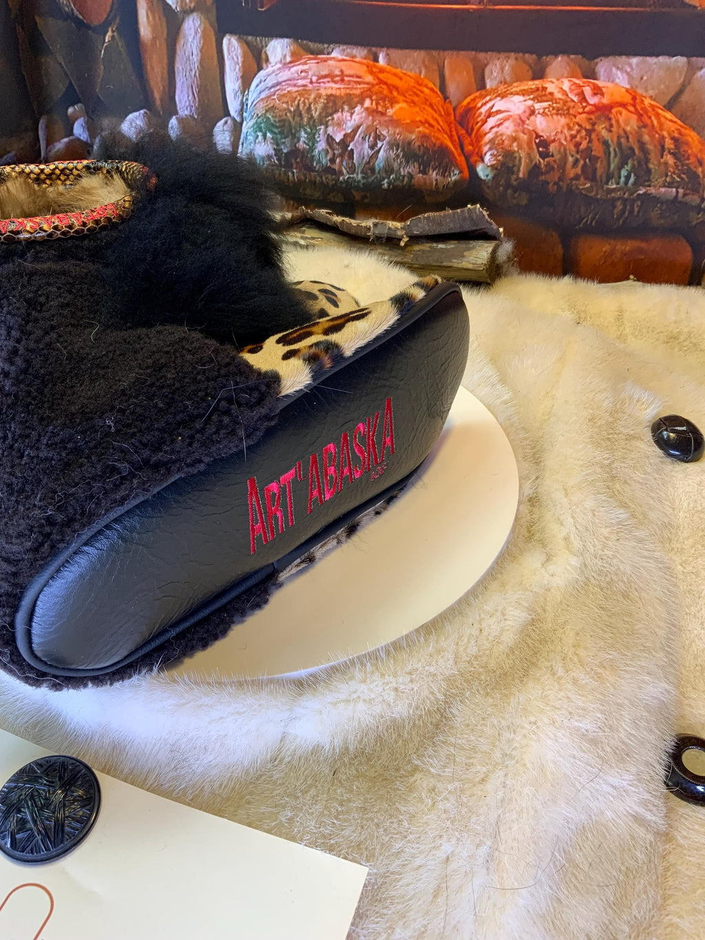 Mocassins d’intérieur Les Monique – 10 femme – peau de vache léopard & mouton recyclé pleine longueur, cuir noir Québec artisanal