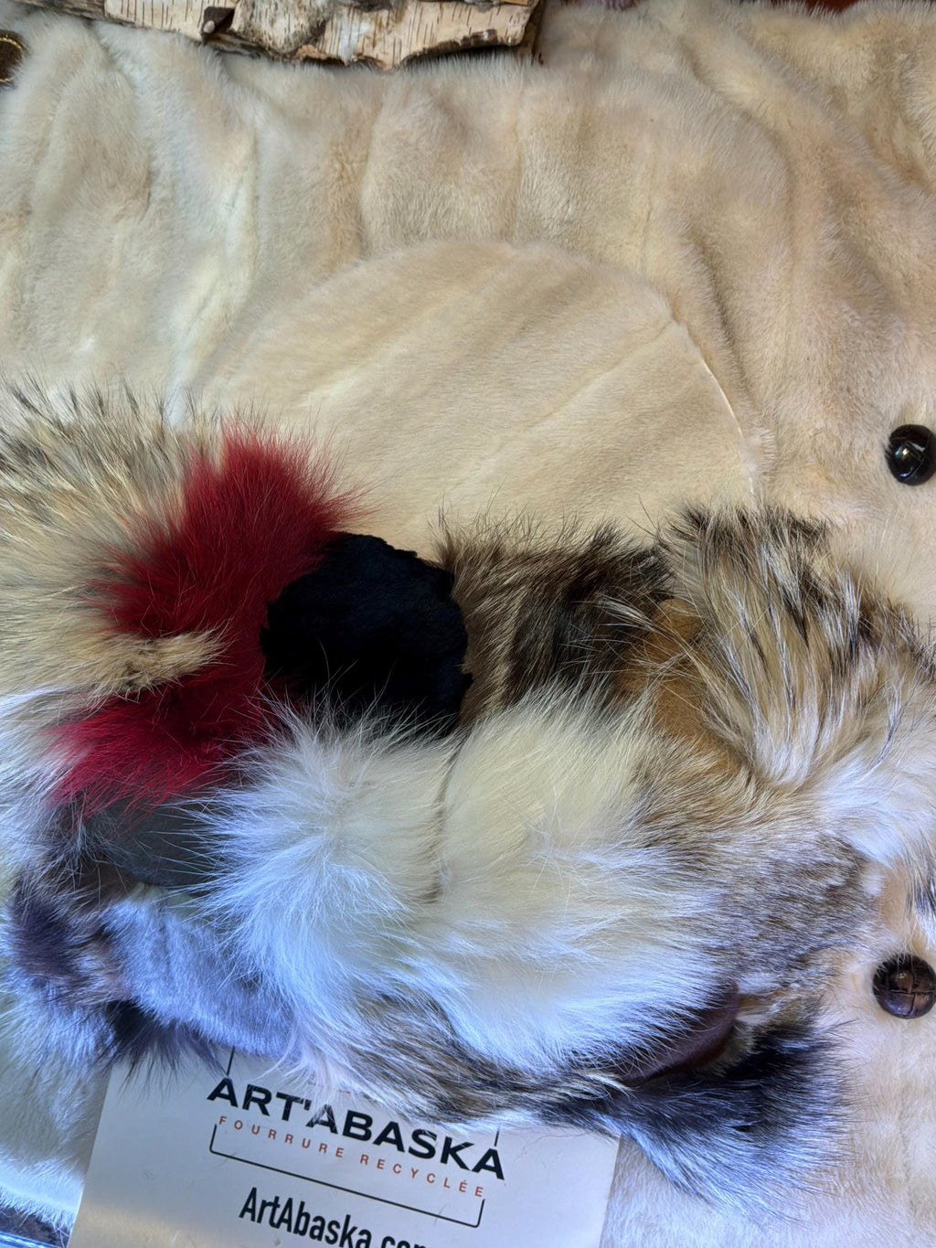 Coussin patchwork fourrures recyclées fait à la main Québec coussin décoratif cuir suède brun brodé tête de cheval pièce unique ArtAbaska