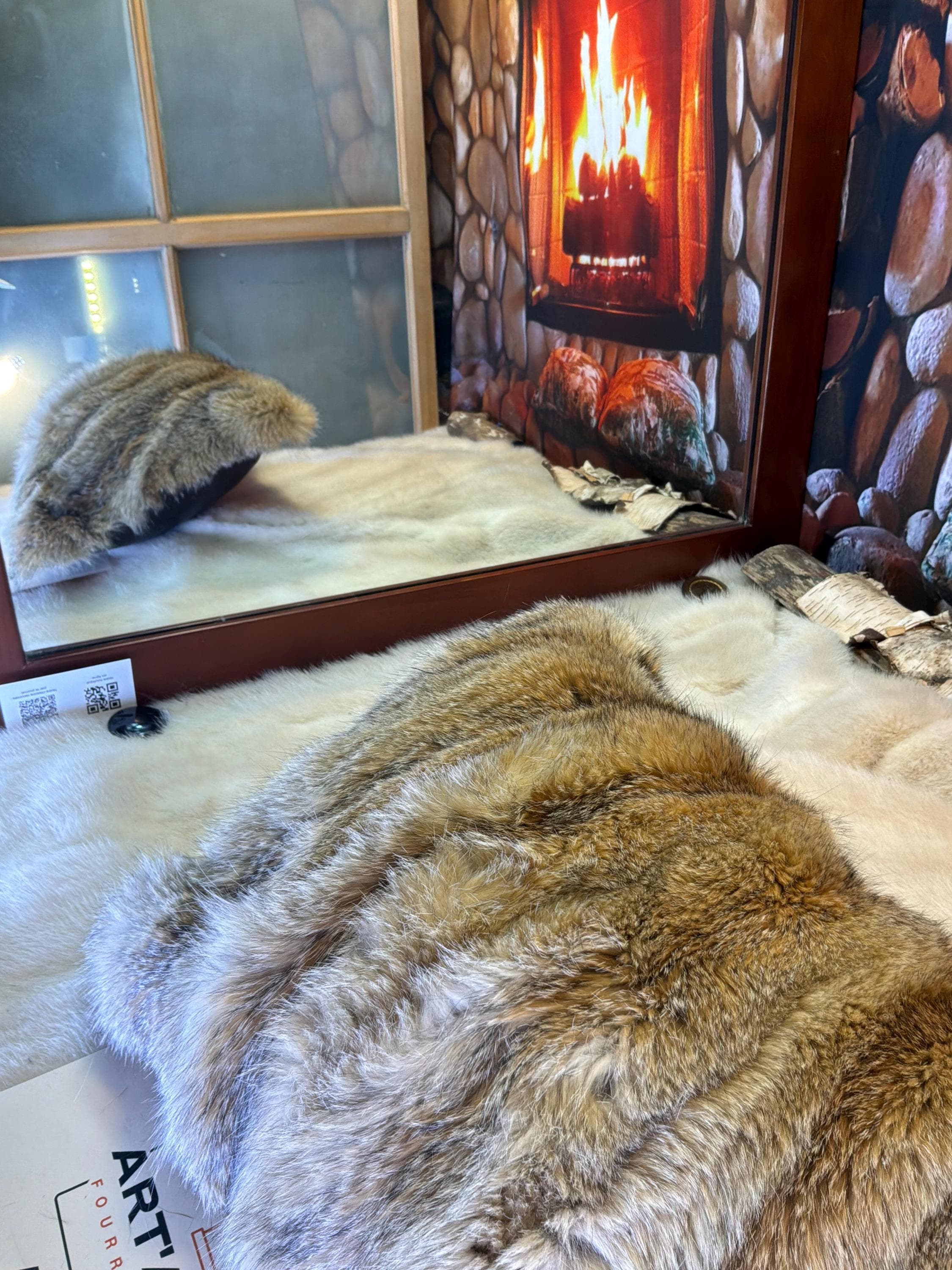 Coussin fourrure recyclée coyote fait à la main Québec coussin décoratif cuir brun chocolat brodé tête de cheval pièce unique ArtAbaska