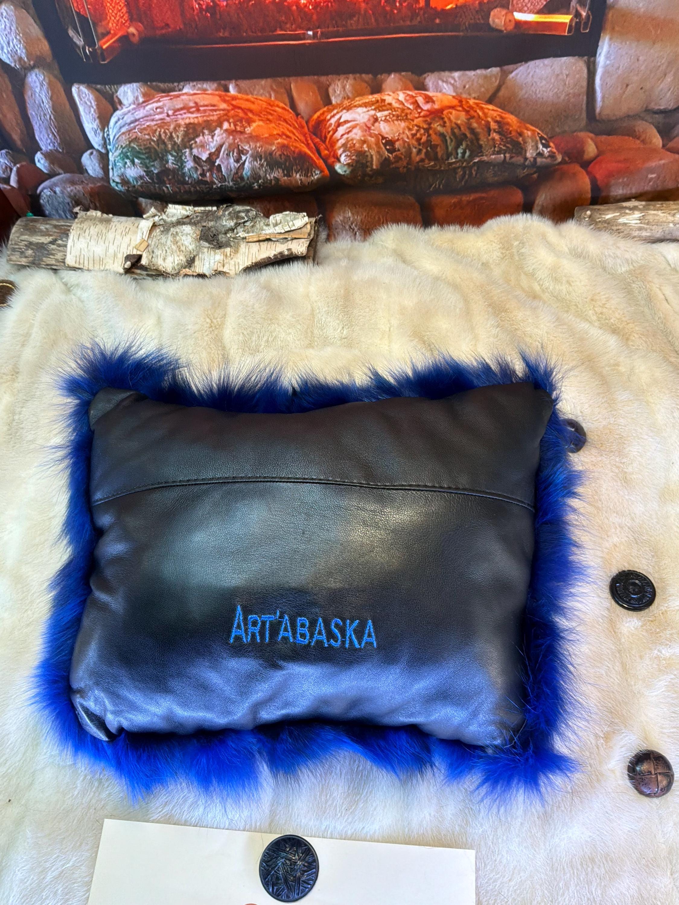 Coussin fourrure recyclée renard bleu patchwork fait à la main Québec coussin décoratif cuir noir brodé pièce unique ArtAbaska