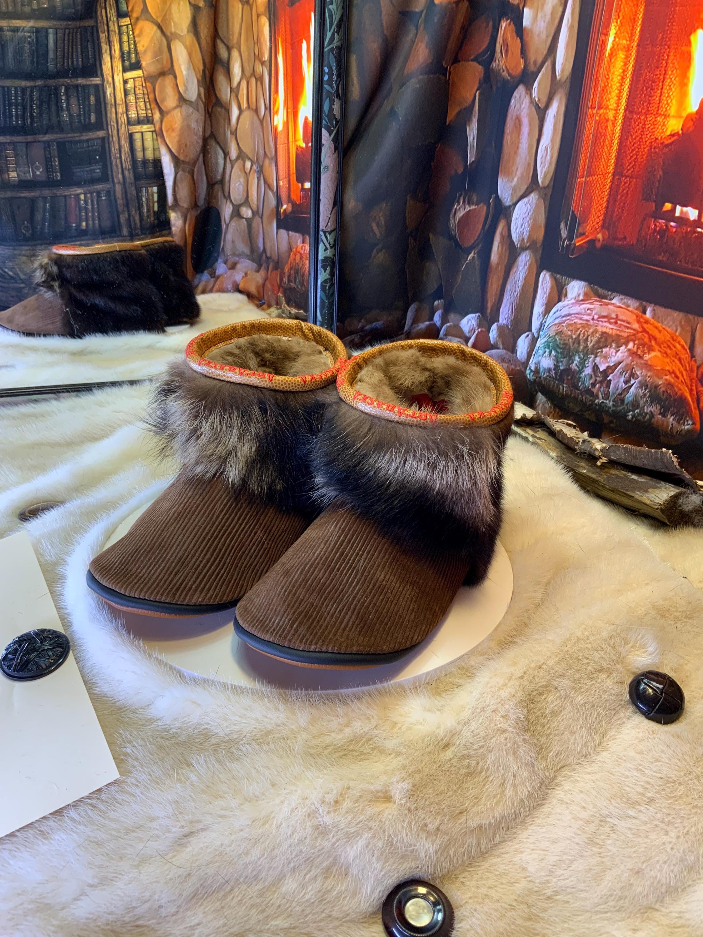 Mocassins d’intérieur Les Olivette – pointure 10 femme – cuir velours côtelé brun, vison, raton – fourrures recyclées fait à la main Québec