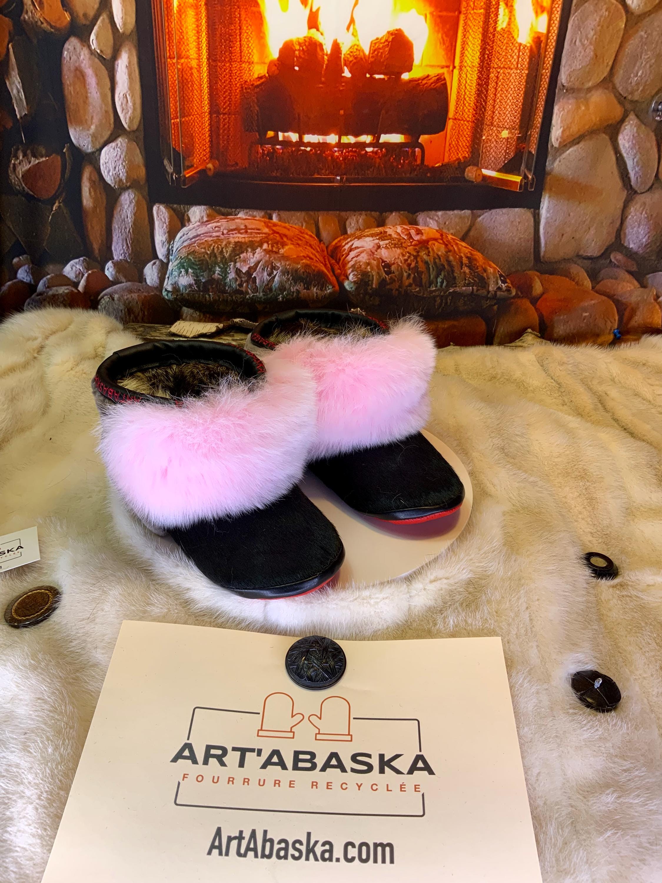 Mocassins d’intérieur Jacqueline – 6 femme – cuir de vache noire recyclée, renard rose rare & mouton charcoal, semelle rouge, faits à la main au Québec ✨🖤💗❤️