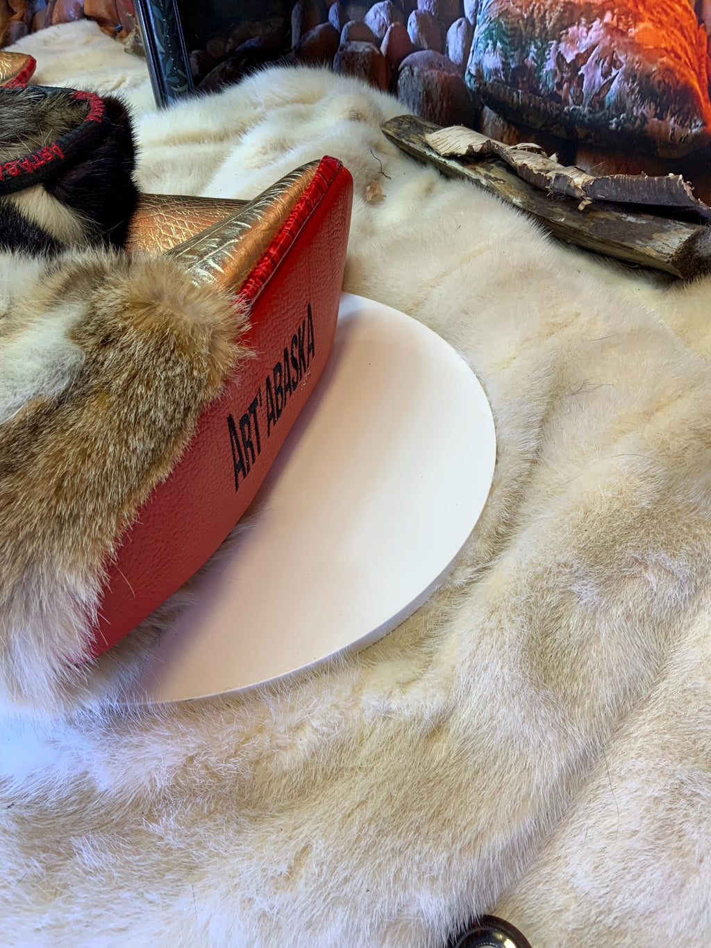 Mocassin d’intérieur homme Les Blandine – pointure 10 – cuir doré imprimé crocodile, vison & coyote recyclés – fait à la main au Québec