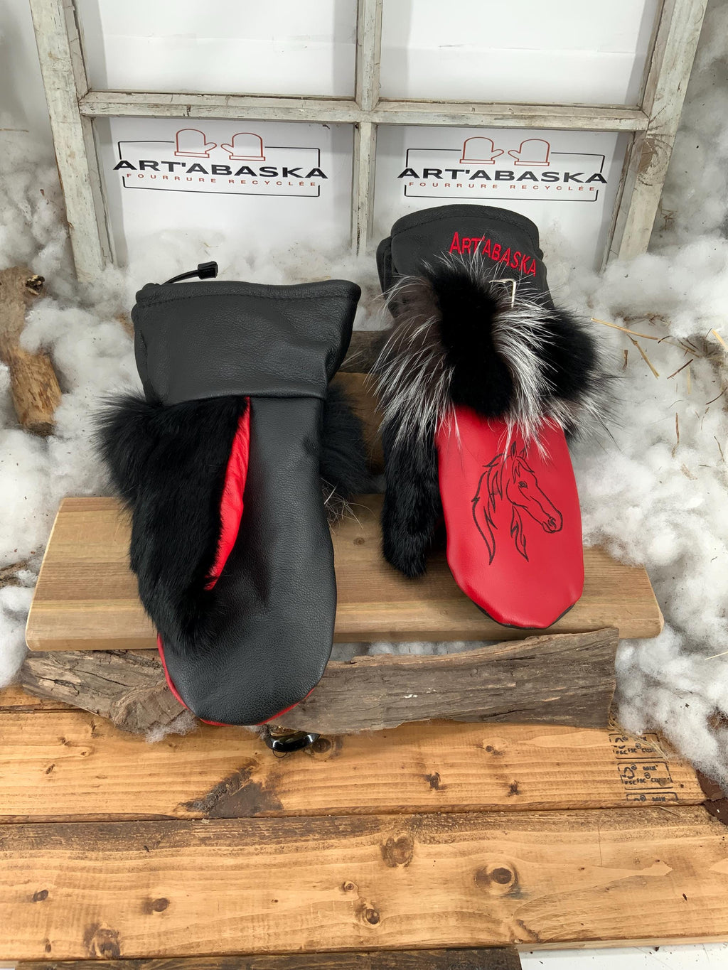 Mitaines Marie-Paule XL en fourrure recyclée renard noir et crystal, cuir rouge et noir embossé équin, fait à la main Québec