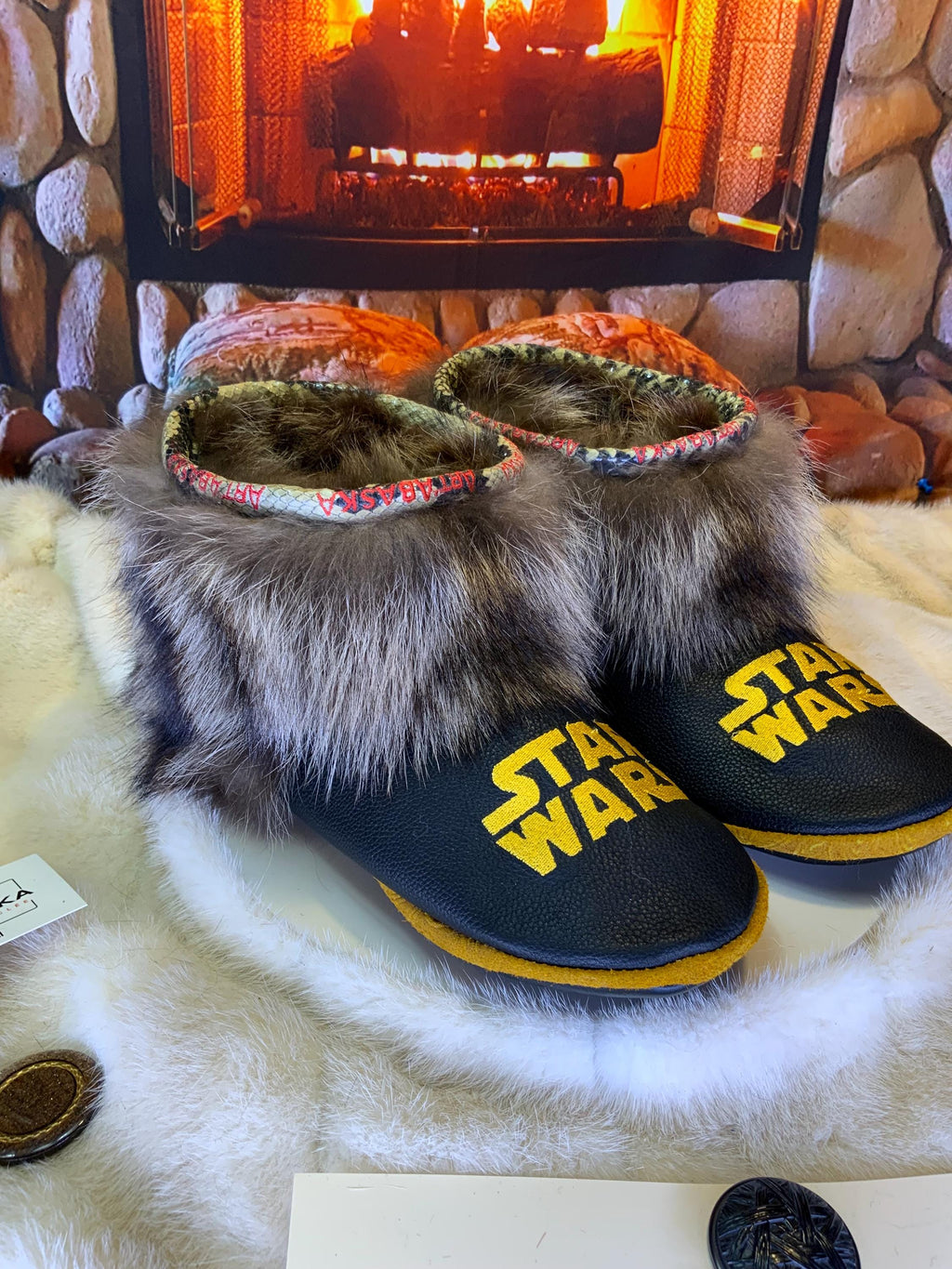 Mocassin d’intérieur homme Les Lizette – pointure 10 – cuir italien brodé Star Wars & raton recyclé – semelle noire or – fait main Québec