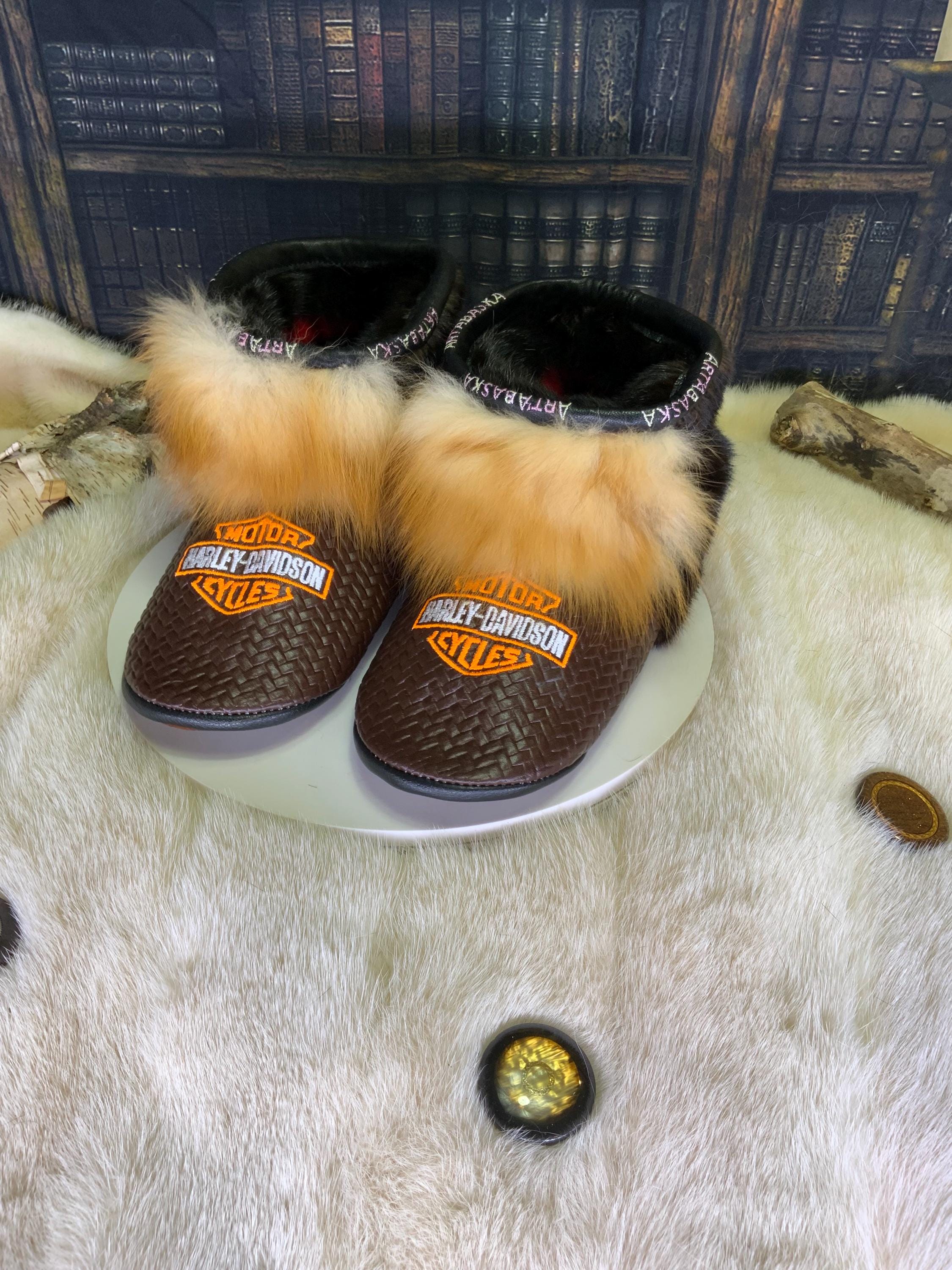 Mocassins d’intérieur Les Gabrielle – 9 Femme – cuir italien tressé & fourrures recyclées – fait à la main au Québec, pièce unique Harley