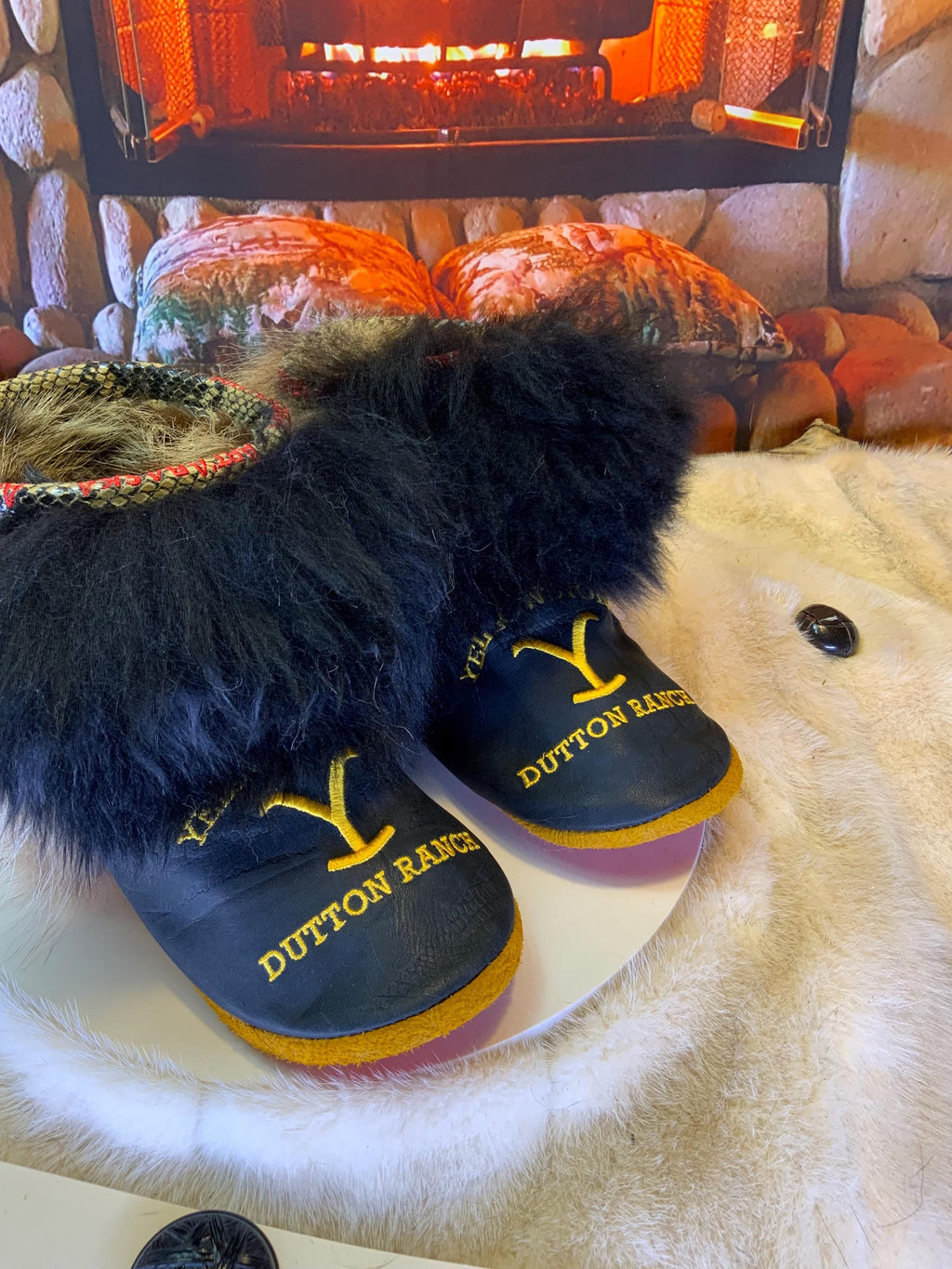 Mocassins d’intérieur Marceline – 8 femme – cuir italien noir brodé logo Yellowstone & touffe de mouton noire, faits à la main au Québec, pièce unique Art’Abaska ✨