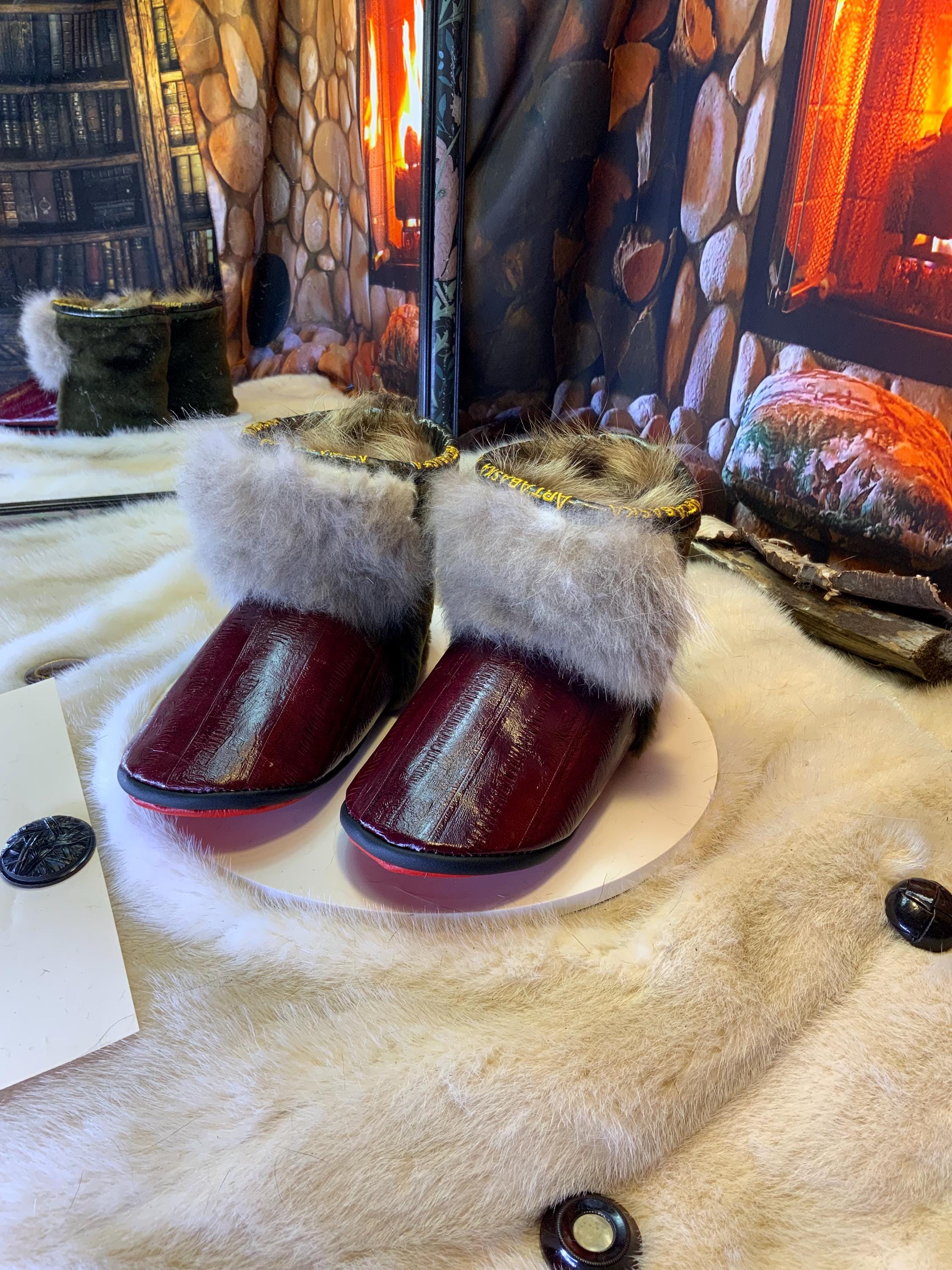 Mocassins d’intérieur Carmen – 7 femme – cuir d’anguille bourgogne & fourrures recyclées, contraste unique rouge et vert du Québec ✨❤️💚