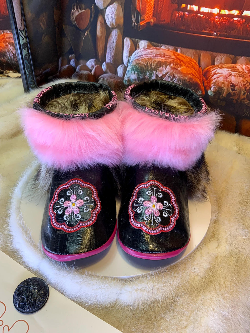 Mocassins d’intérieur Aline pour femme 8 en cuir d’anguille noir brodé mandala rose, mouton naturel rose vif et raton brun naturel recyclé – faits à la main au Québec, respirants, confort de luxe, pièce unique Art’Abaska 💕✨