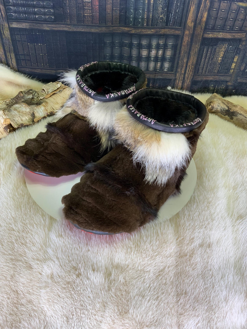 Mocassins d’intérieur Claire pour femme 7 en castor rasé brun naturel recyclé, castor non rasé et coyote naturel recyclé – faits à la main au Québec, chauds, respirants, confort de luxe, pièce unique Art’Abaska 💕