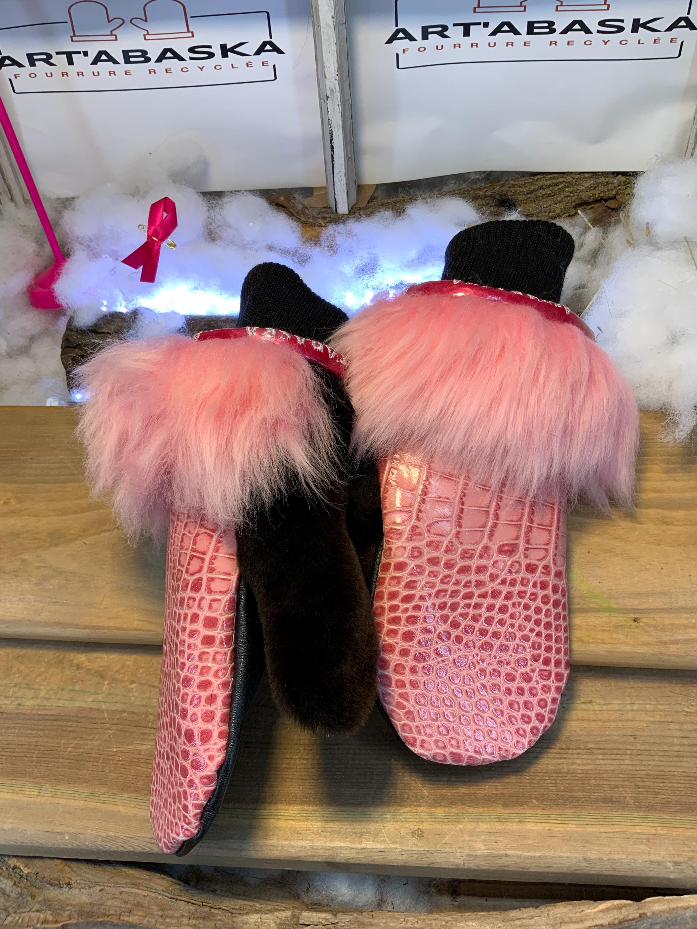 Mitaines de ville Antoinette faites à la main au Québec en fourrure recyclée avec cuir texturé rose grandeur Large