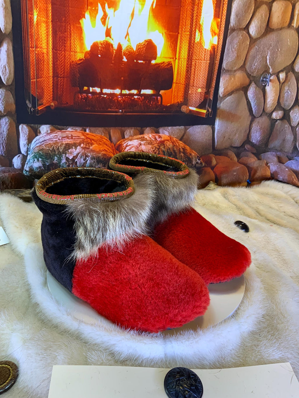 Mocassins d’intérieur Brigitte 7 femme en mouton rasé rouge vif, raton naturel recyclé et mouton rasé brun café – faits à la main au Québec, respirants, confort de luxe, pièce unique Art’Abaska ❤️‍🔥✨
