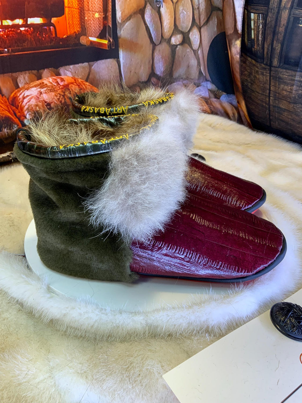 Mocassins d’intérieur Carmen – 7 femme – cuir d’anguille bourgogne & fourrures recyclées, contraste unique rouge et vert du Québec ✨❤️💚