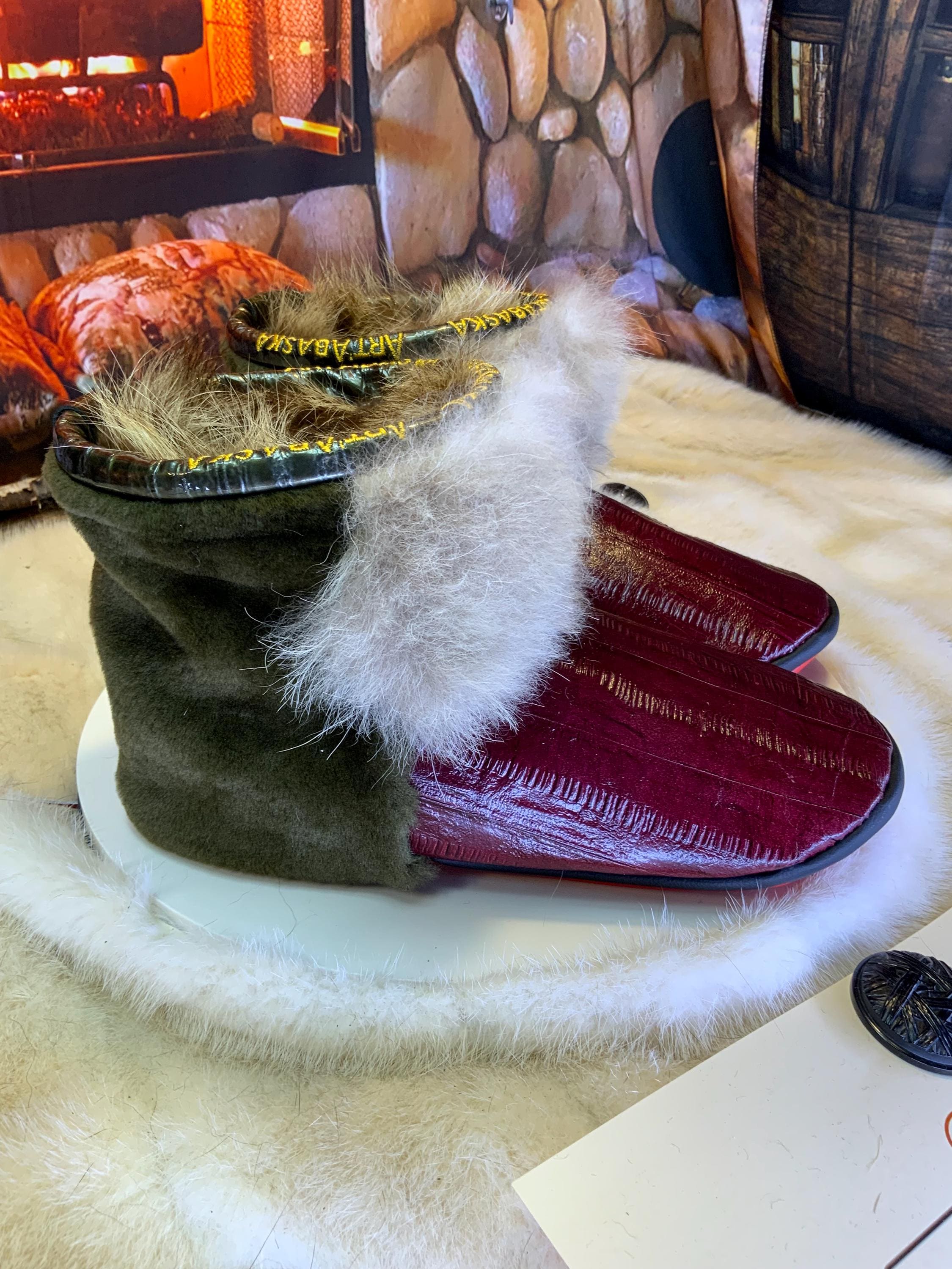 Mocassins d’intérieur Carmen – 7 femme – cuir d’anguille bourgogne & fourrures recyclées, contraste unique rouge et vert du Québec ✨❤️💚