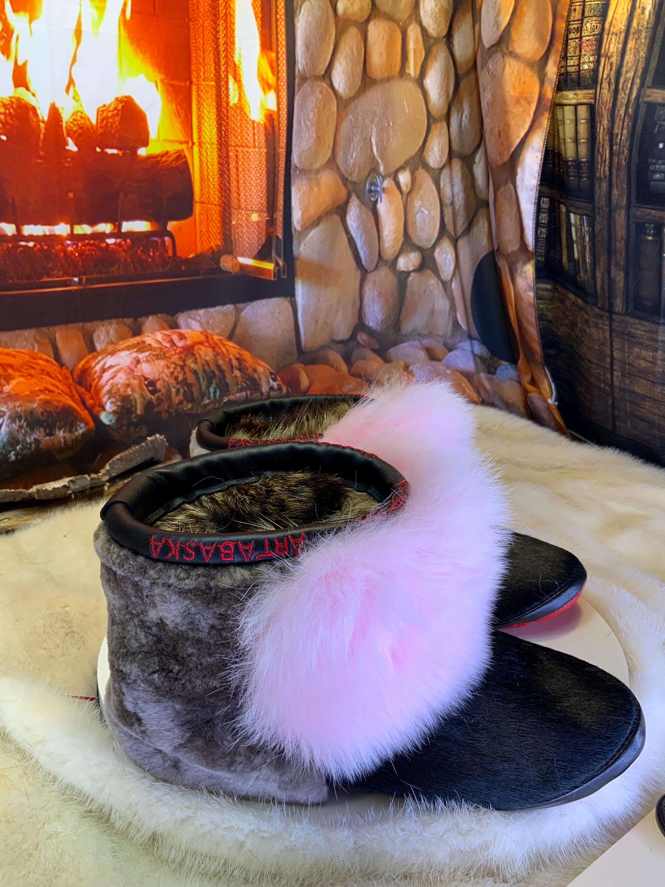 Mocassins d’intérieur Jacqueline – 6 femme – cuir de vache noire recyclée, renard rose rare & mouton charcoal, semelle rouge, faits à la main au Québec ✨🖤💗❤️