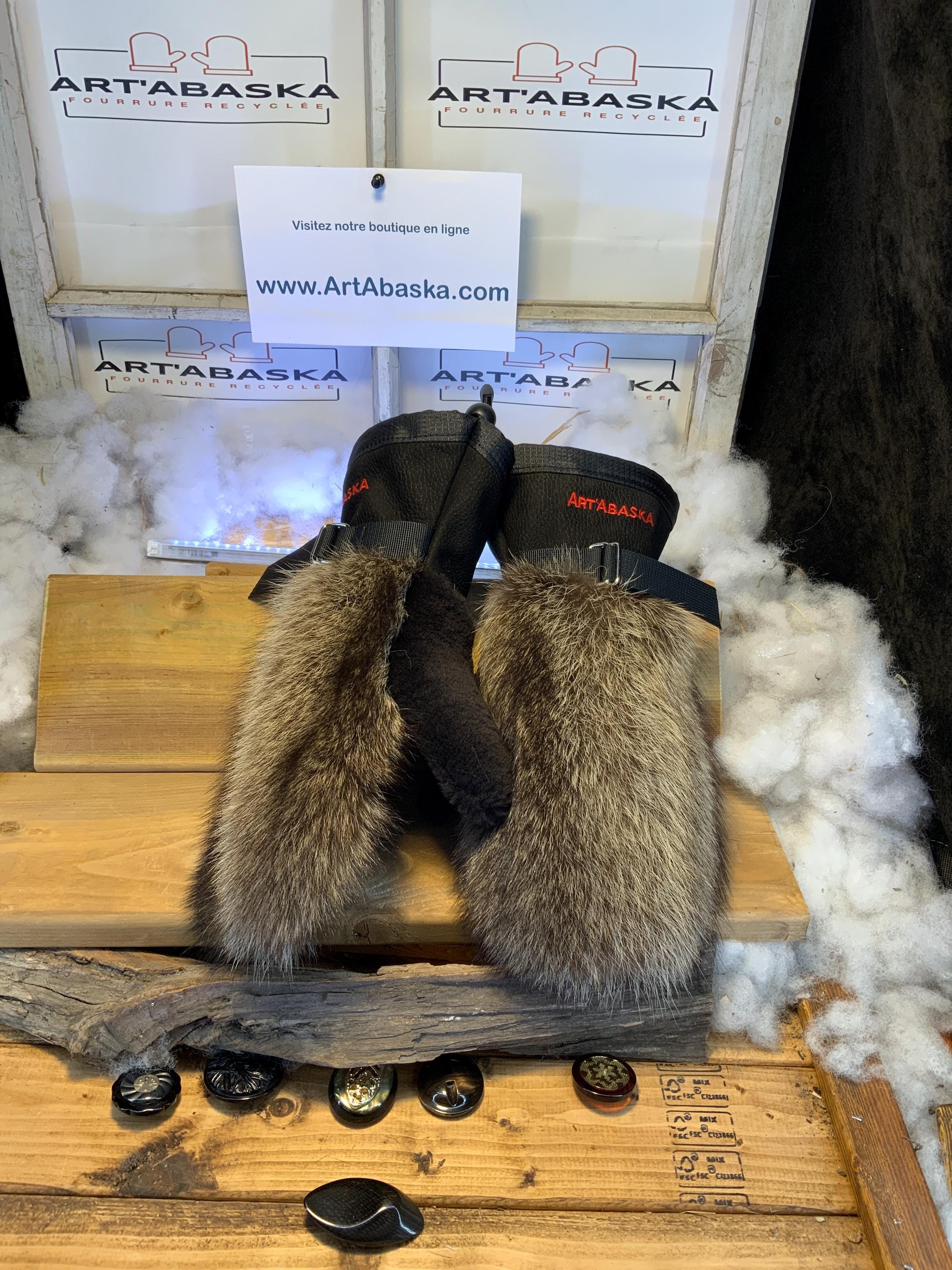 Mitaines Les Madeleine Médium – édition toute fourrure, raton brun recyclé, mouton rasé, cuir italien noir, fait à la main Québec