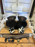 Mitaines Mariette Small peau de vache recyclée noir et blanc avec bande de mouton noir, cuir italien noir, fait à la main au Québec