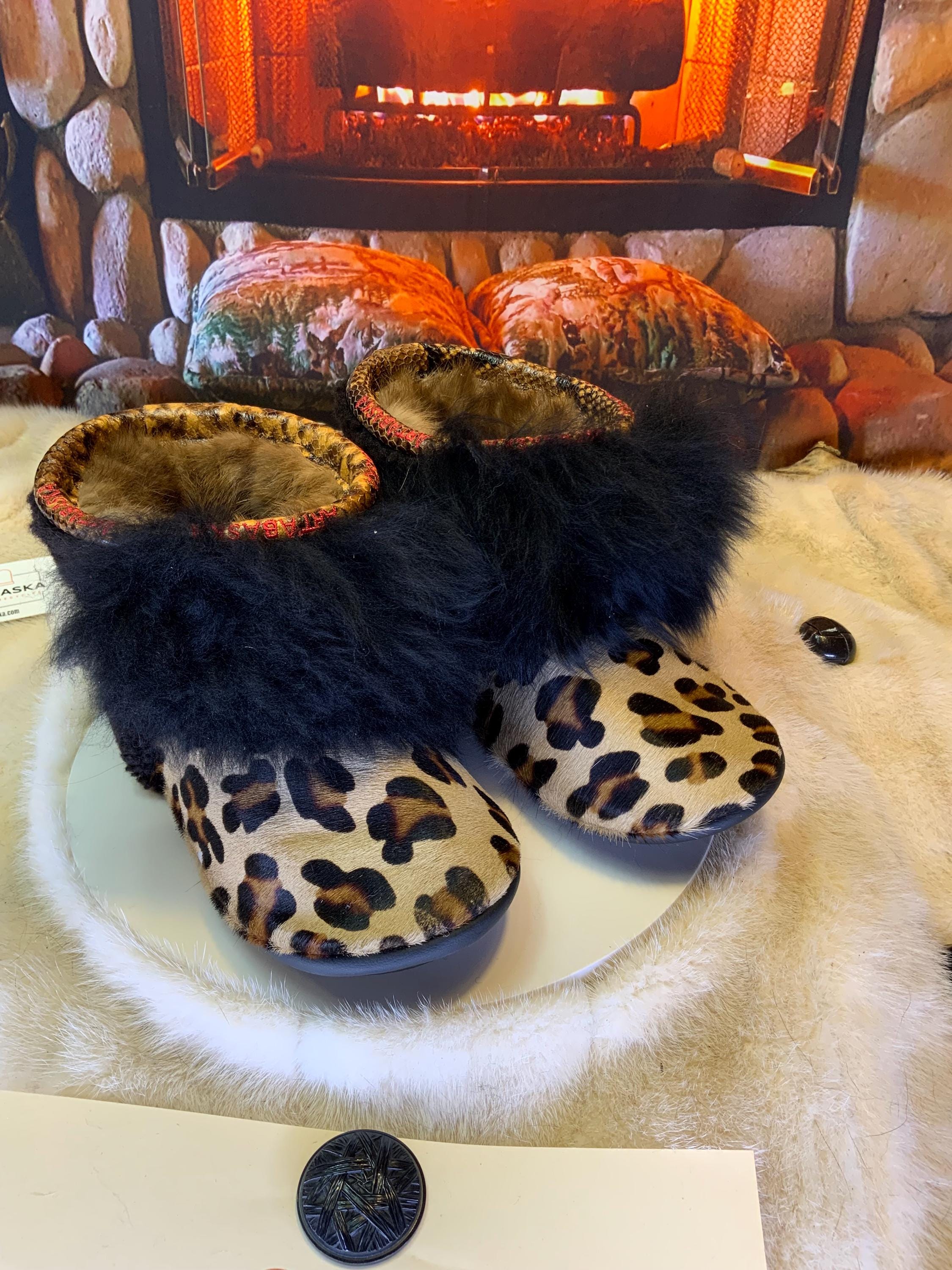 Mocassins d’intérieur Les Monique – 10 femme – peau de vache léopard & mouton recyclé pleine longueur, cuir noir Québec artisanal
