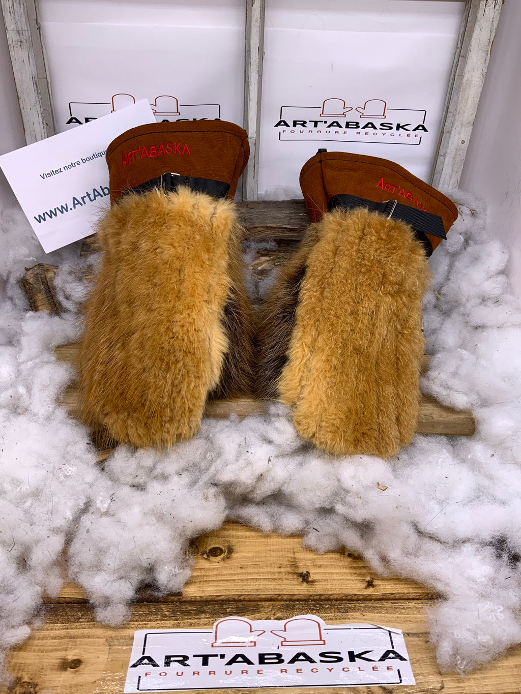 Mitaines Léontine XL – Castor remodelé & naturel, cuir brun-rouille suède, logo brodé rouge, fait à la main, pièce unique Québec