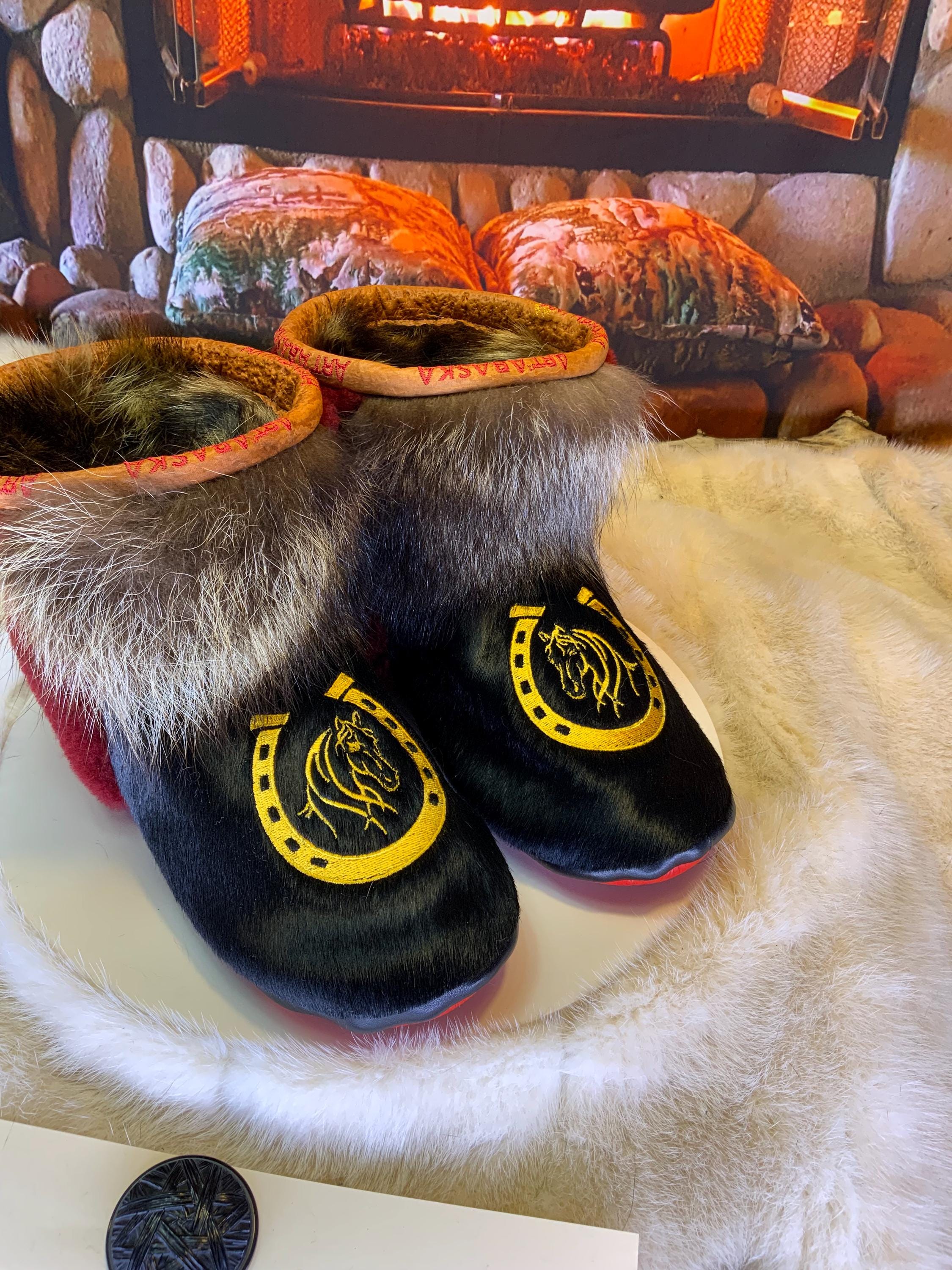 Mocassins d’intérieur Johanne 8 femme, cuir noir brodé cheval western, fourrure recyclée, faits à la main au Québec 🐎✨