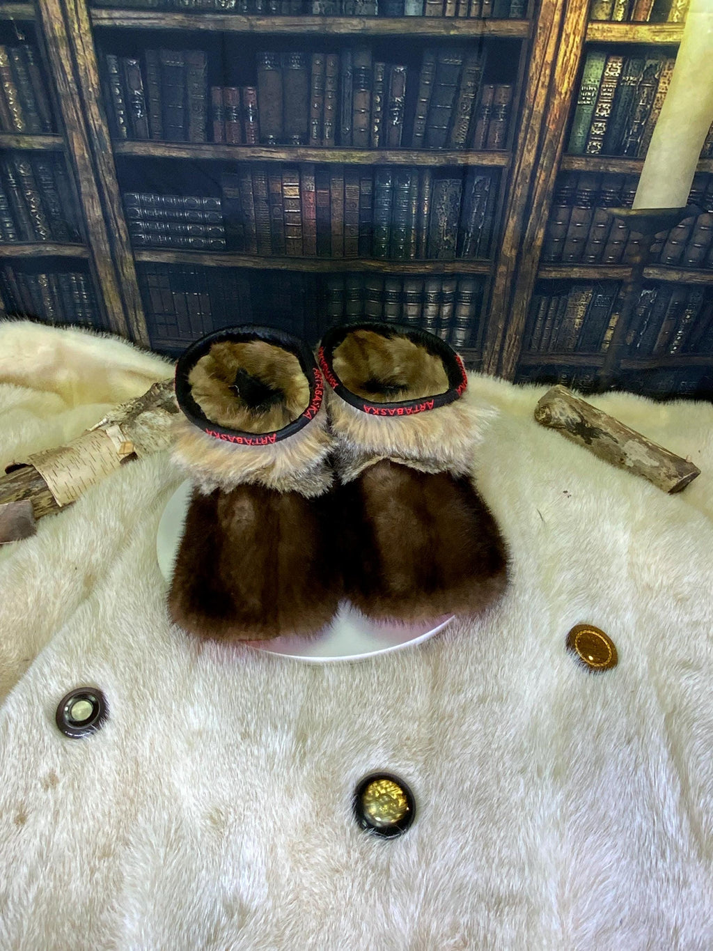 Mocassins d’intérieur Rosa – pointure 10 Femme – vison, raton bleached & coyote recyclés – pièce unique faite à la main au Québec
