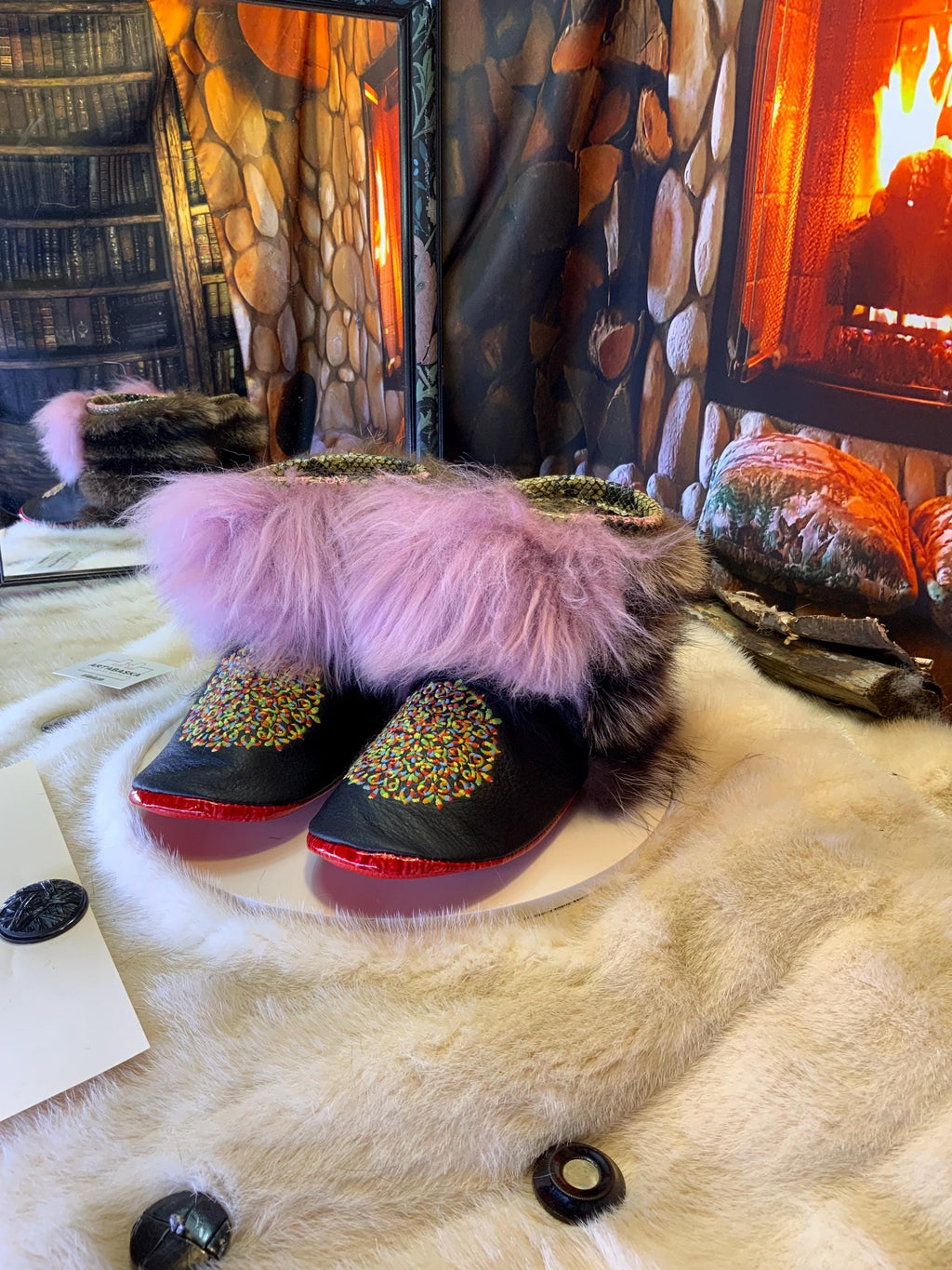Mocassins d’intérieur Lynda – 8 femme – cuir italien noir brodé mandala multicolore, fourrures recyclées & semelle rouge, faits à la main au Québec ✨🌈❤️