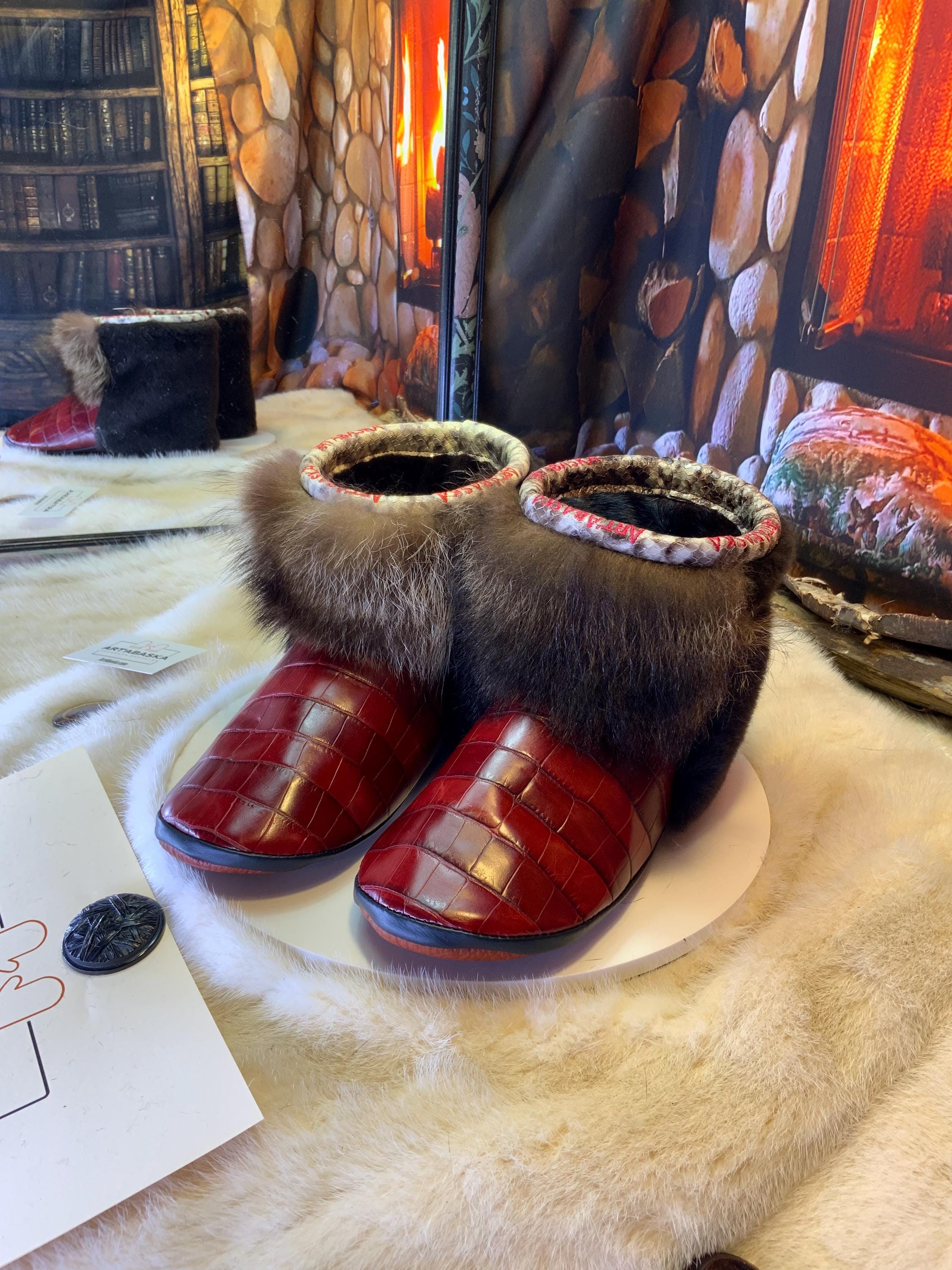 Mocassins d’intérieur Colette – 8 femme – cuir bourgogne imprimé crocodile, fourrure recyclée & semelle brune, pièce unique faite à la main au Québec ✨