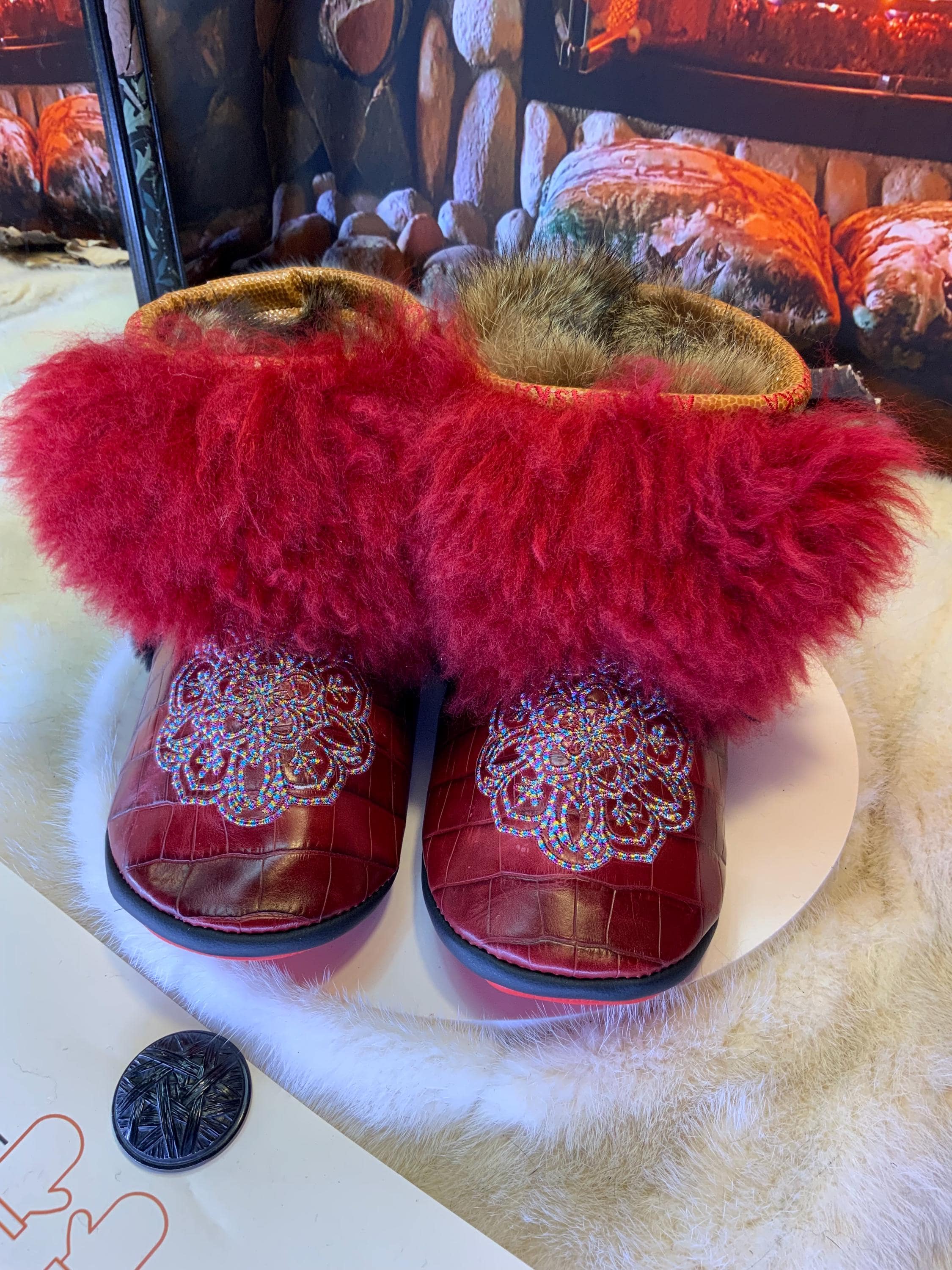 Mocassins d’intérieur Les Gemma – 9 femme – cuir crocodile bourgogne brodé mandala multicolore & mouton recyclé – Québec artisanal