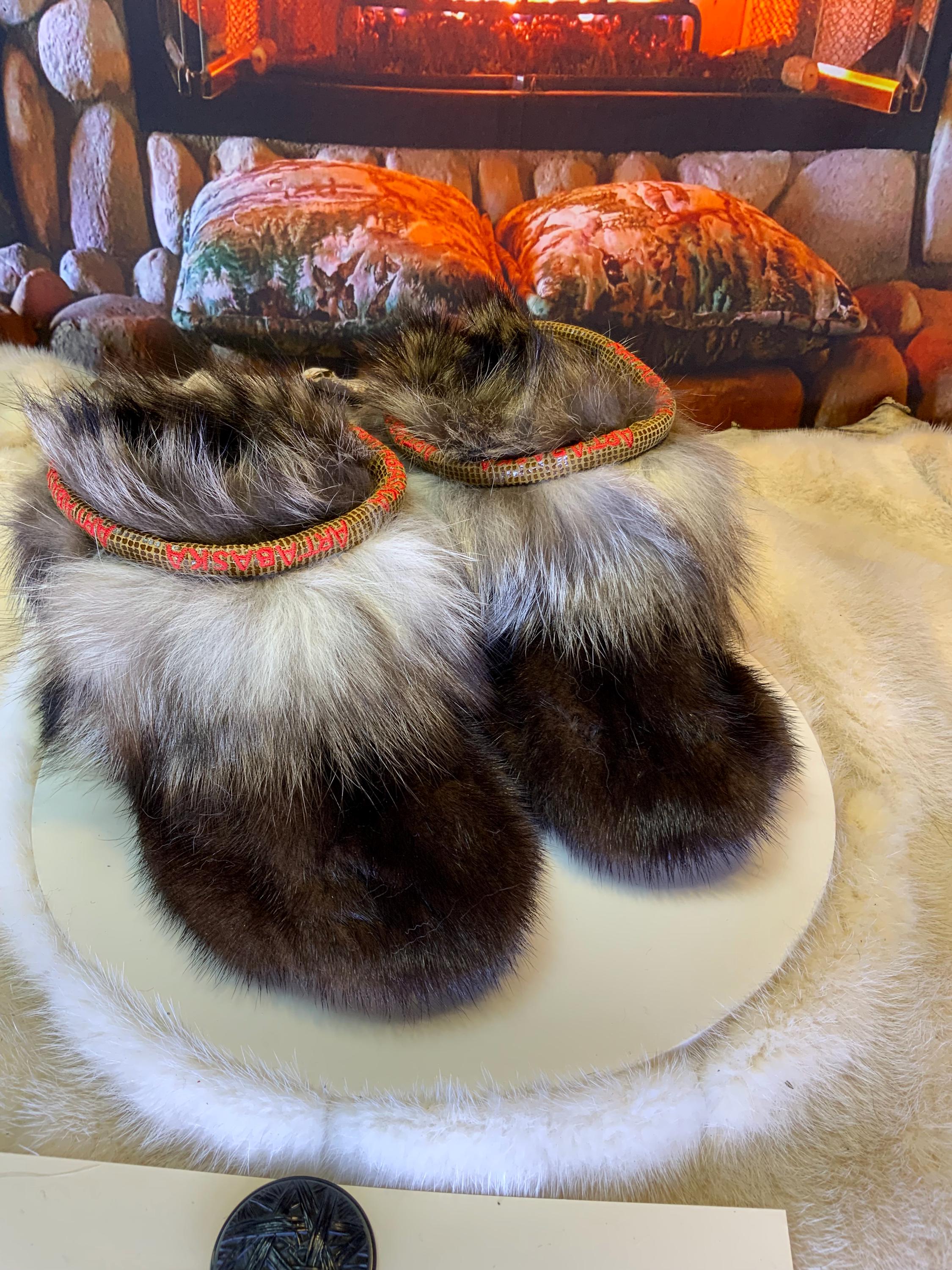 Mocassins d’intérieur Marjolaine – 5 femme – édition tout en fourrure recyclée brune, coyote & raton, semelle brun pâle chocolat, faits à la main au Québec ✨🤎