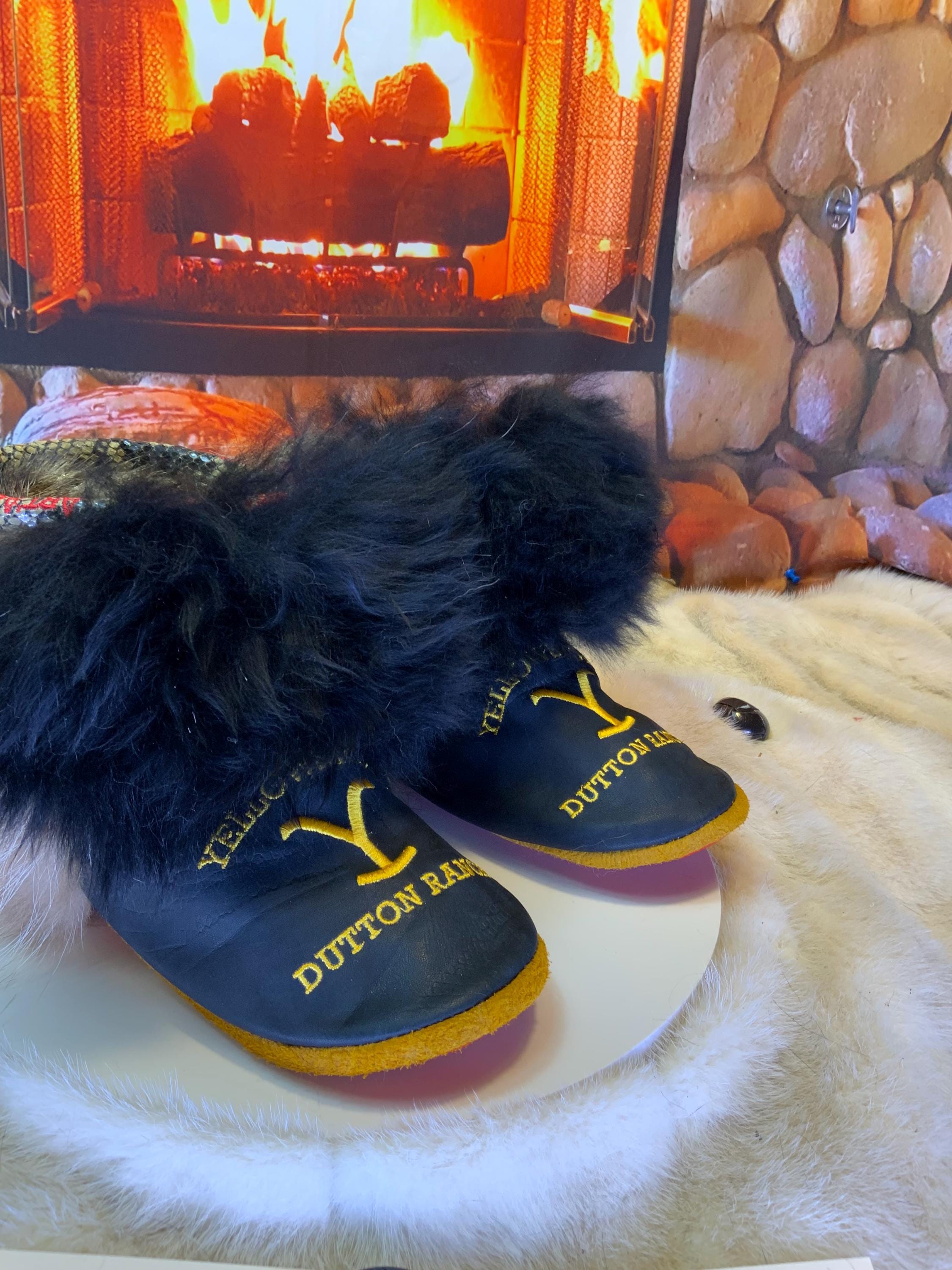 Mocassins d’intérieur Marceline – 8 femme – cuir italien noir brodé logo Yellowstone & touffe de mouton noire, faits à la main au Québec, pièce unique Art’Abaska ✨