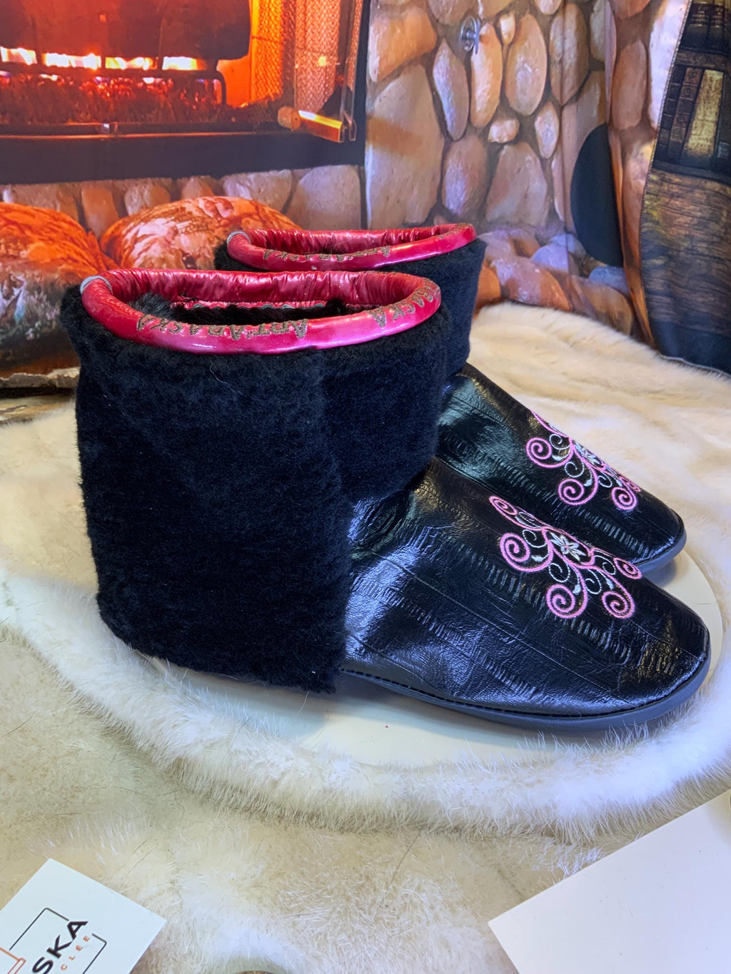 Mocassins d’intérieur Hélène – 8 femme – cuir d’anguille noir brodé mandala rose-blanc, fourrure recyclée & semelle noire, faits à la main au Québec ✨🌸