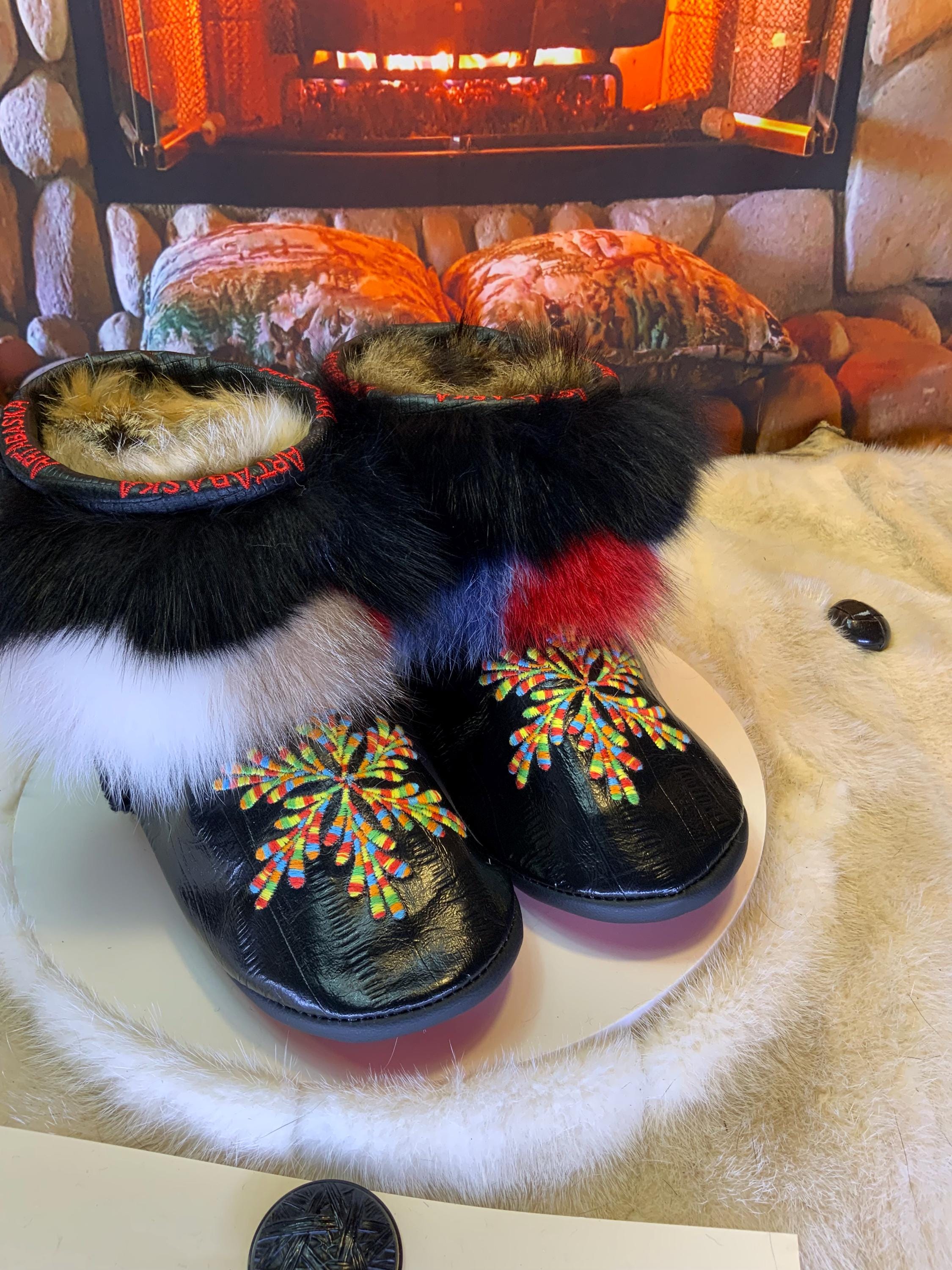 Mocassins d’intérieur Simone – 6 femme – cuir d’anguille brodé mandala coloré & patchwork de renard recyclé, pièce unique du Québec 🎨✨