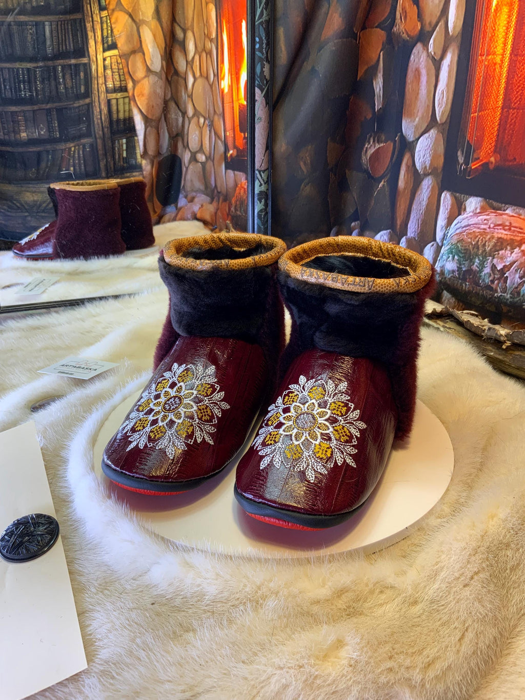 Mocassins d’intérieur Blanche – 8 femme – cuir d’anguille bourgogne brodé mandala blanc-or, fourrure recyclée & semelle rouge, faits à la main au Québec ✨🤍