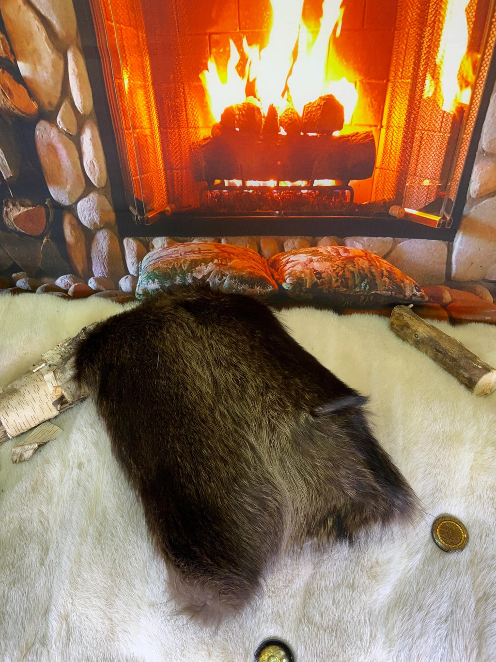 Coussin fourrure recyclée raton laveur fait à la main Québec coussin décoratif cuir recyclé brodé pièce unique ArtAbaska