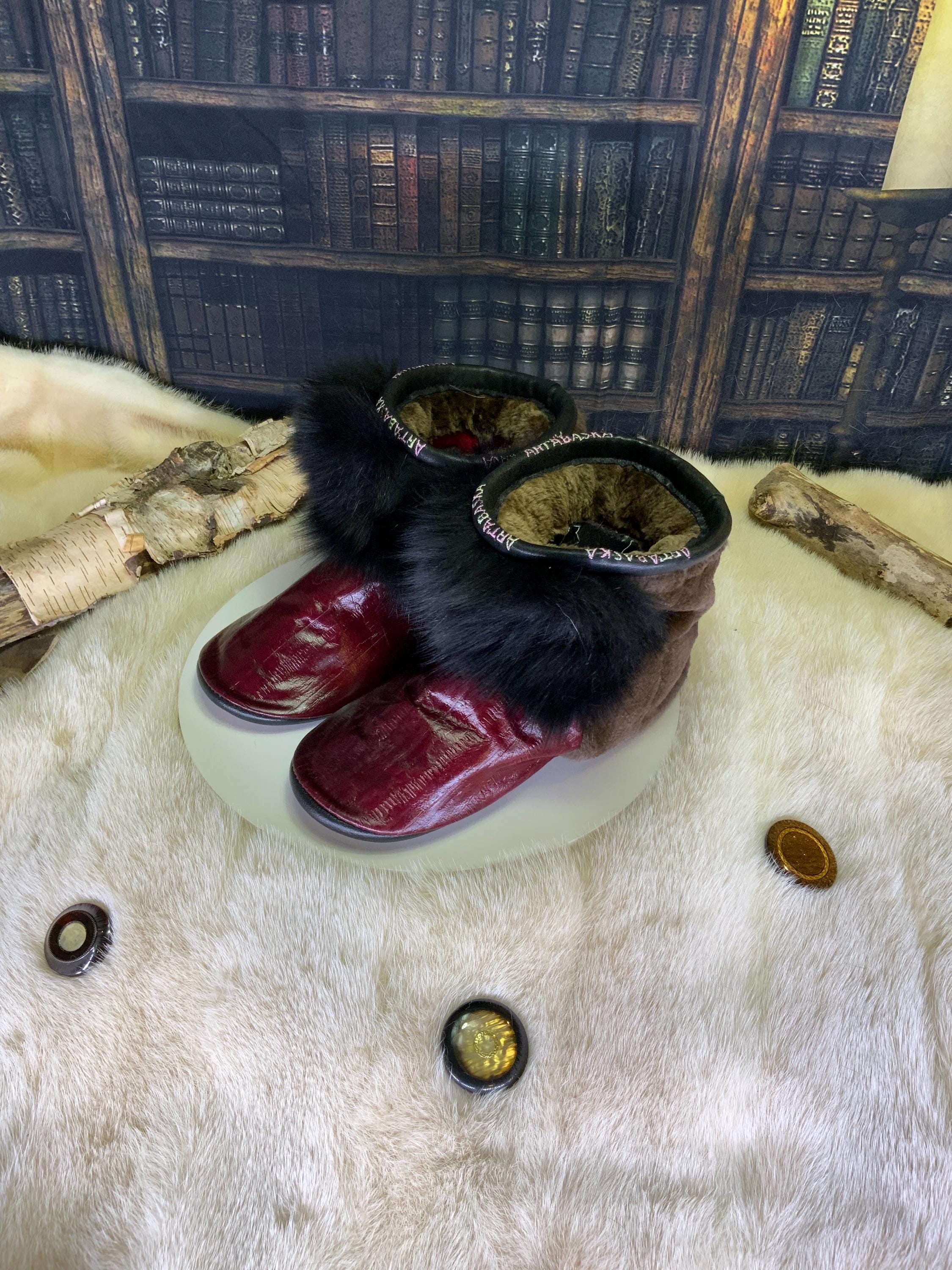 Mocassins d’intérieur Adrienne pour femme 8 en cuir italien bourgogne style anguille, vison brun rasé ultra-doux recyclé et renard noir long recyclé – faits à la main au Québec, chauds, respirants, confort de luxe, pièce unique Art’Abaska 💕