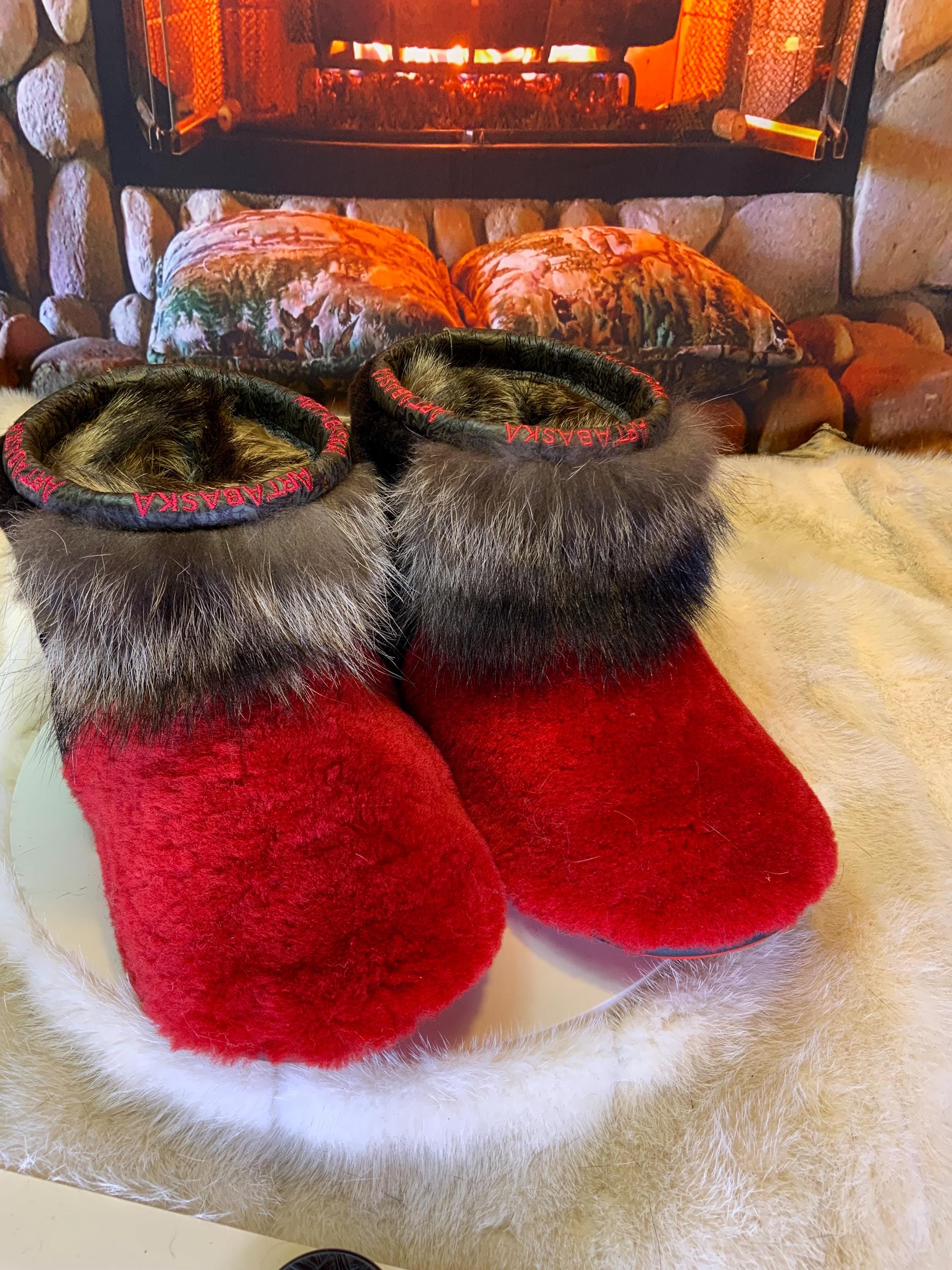 Mocassins d’intérieur Mireille – 7 femme – édition toute fourrure en mouton rouge, mouton brun & raton recyclés, semelle rouge, faits à la main au Québec ✨❤️🌸