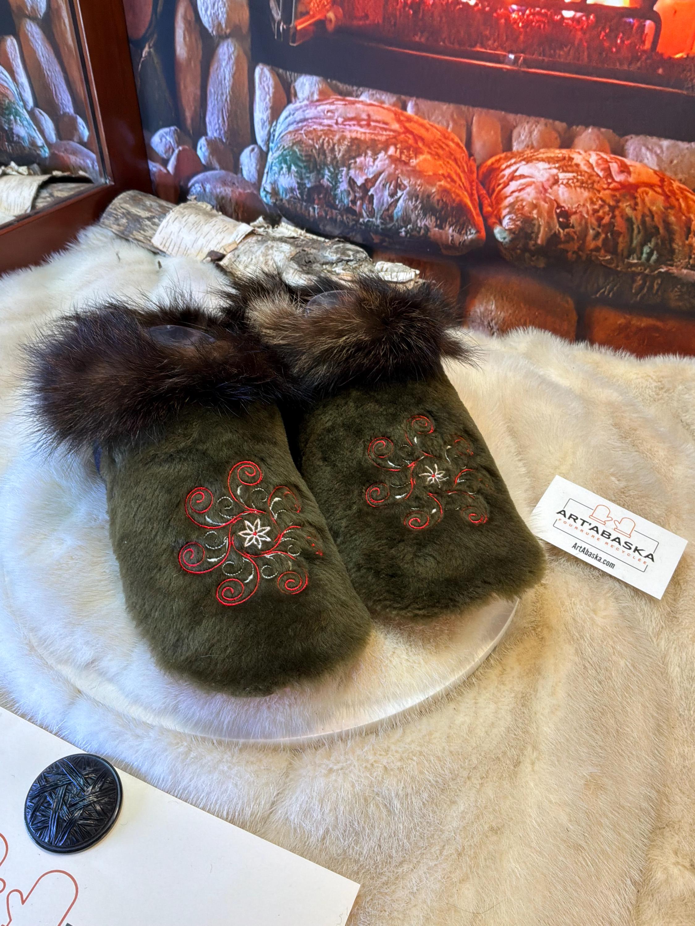 Slipper Blanche pointure 8 femme – Sherling italien & cuir recyclé, pièce unique faite à la main au Québec Édition brodée