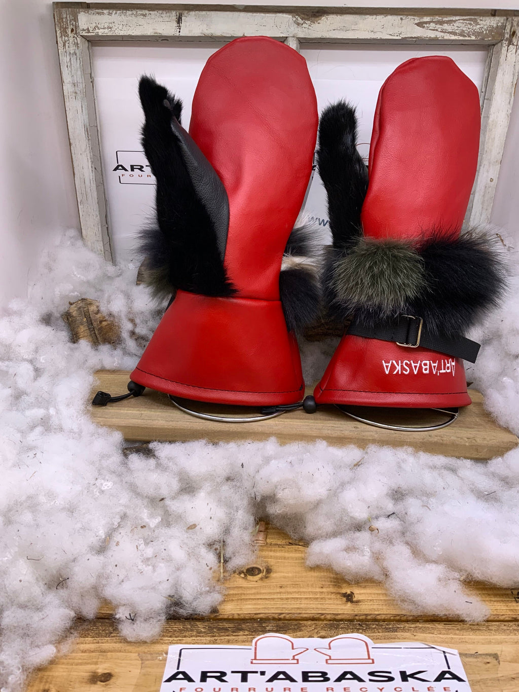 Mitaines Catherine Médium cuir rouge noir fourrure renard patchwork recyclée feutre polar chaud artisanal unique Québec
