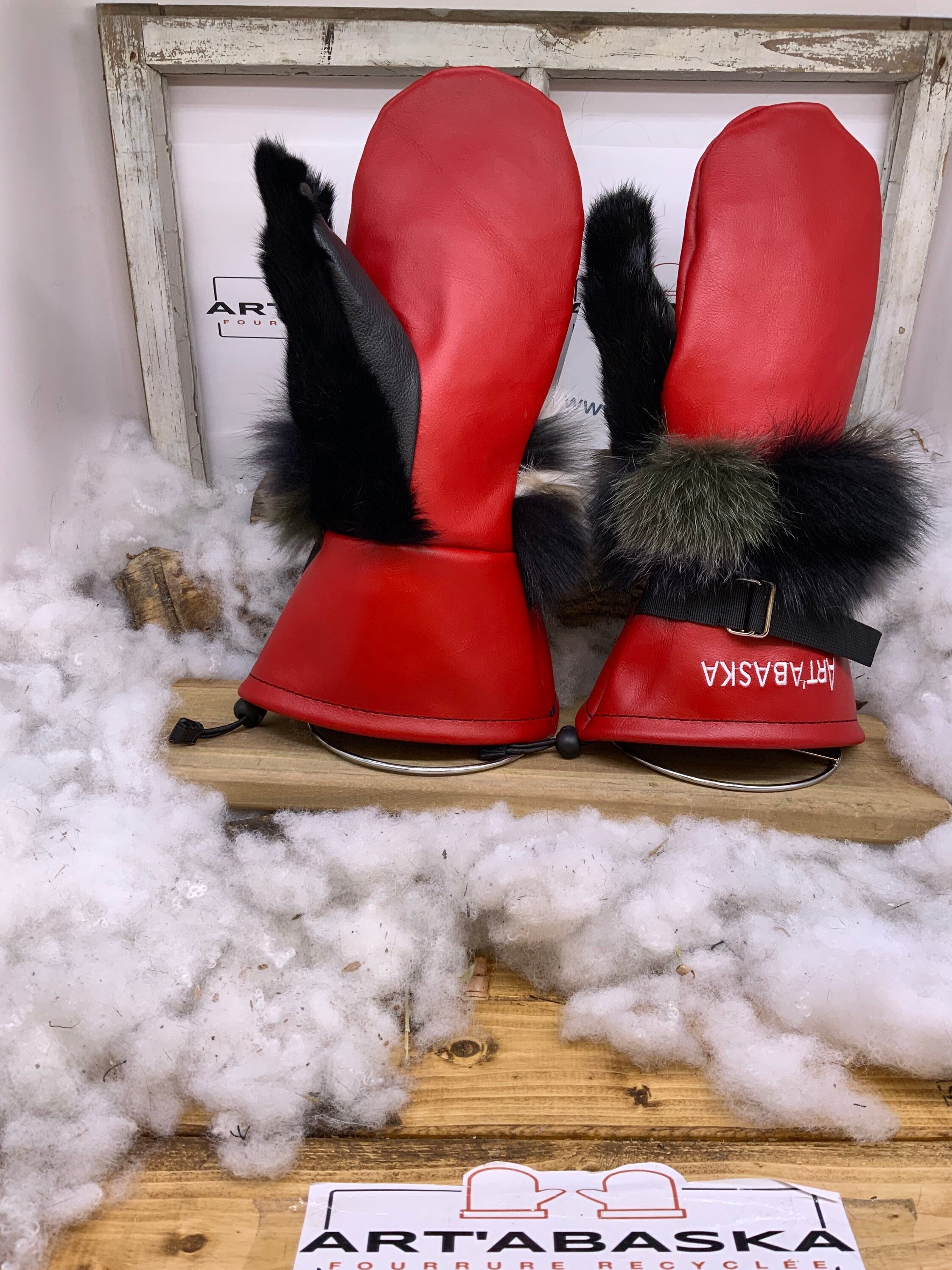 Mitaines Catherine Médium cuir rouge noir fourrure renard patchwork recyclée feutre polar chaud artisanal unique Québec