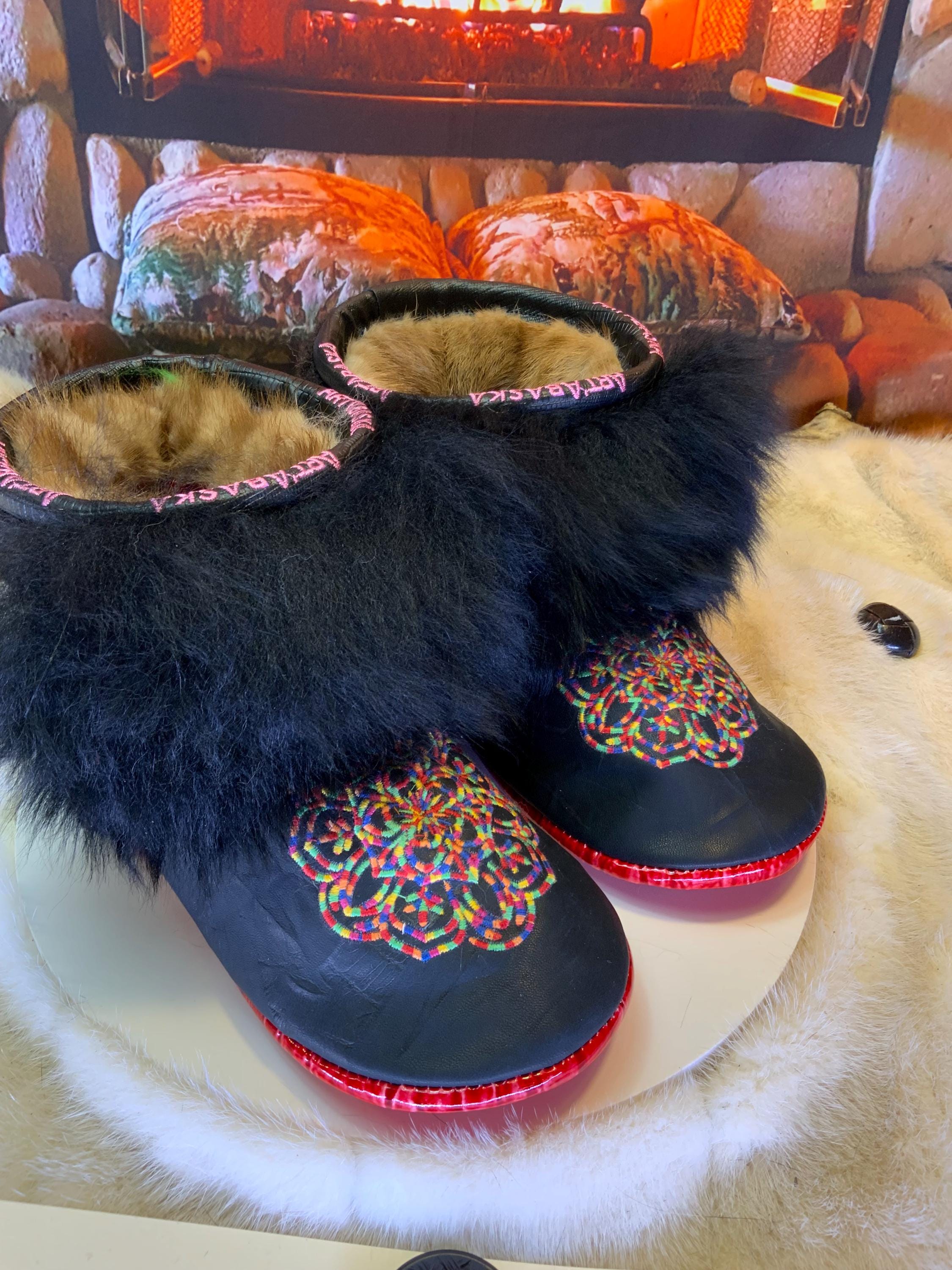 Mocassins d’intérieur Les Laurianne – 10 femme – cuir imprimé brodé mandala coloré & moutons recyclés – fait à la main Québec