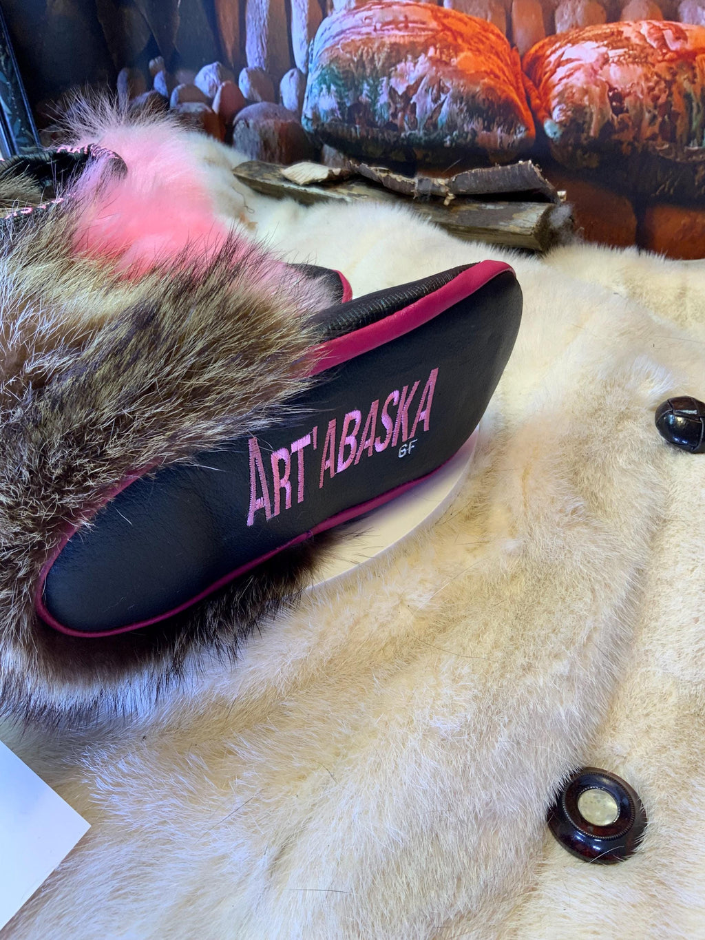 Mocassins d’intérieur Josée – 6 femme – Minnie Mouse brodée, cuir serpent noir recyclé & fourrure rose vif, pièce unique faite à la main au Québec ✨💗