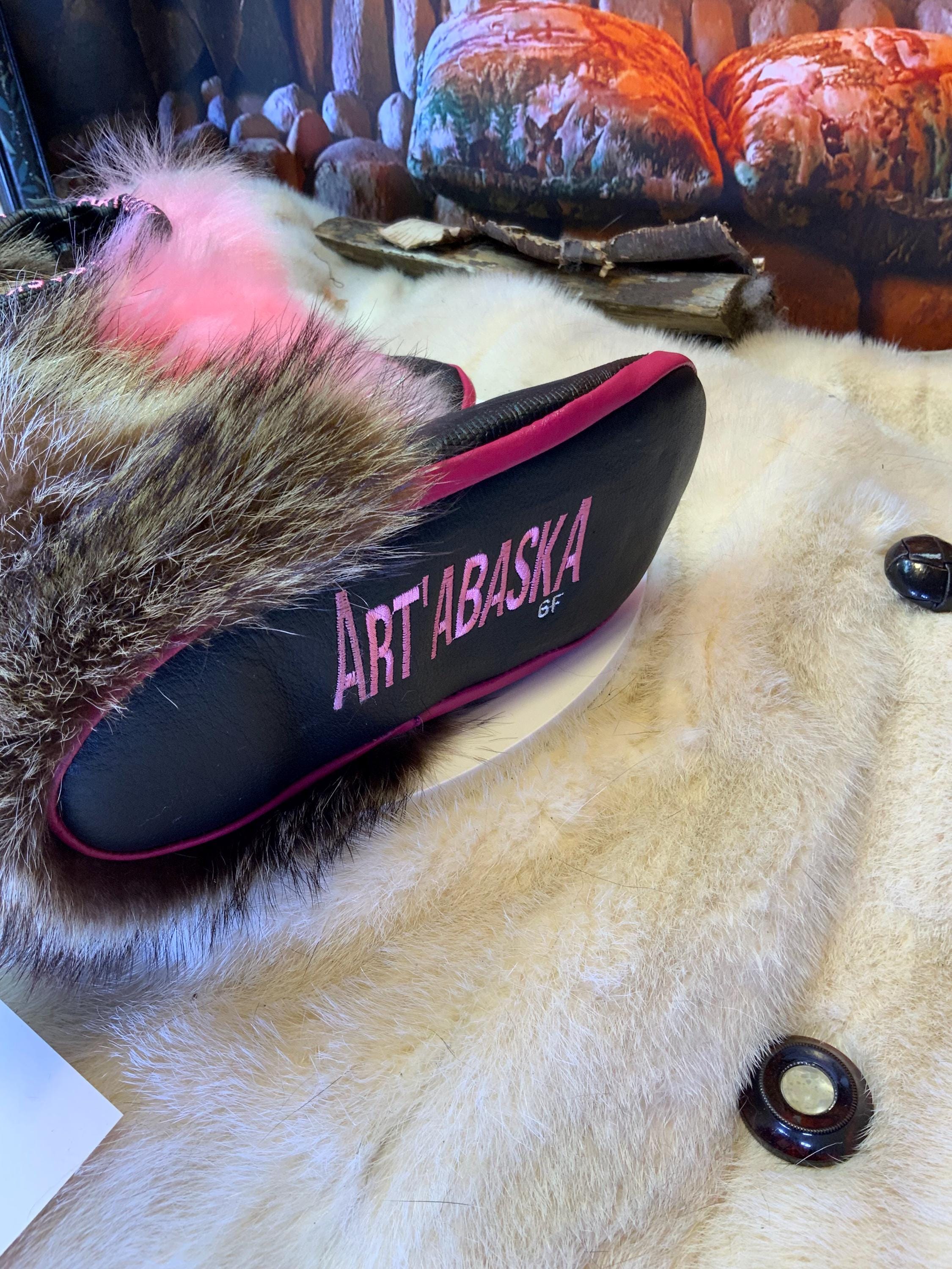 Mocassins d’intérieur Josée – 6 femme – Minnie Mouse brodée, cuir serpent noir recyclé & fourrure rose vif, pièce unique faite à la main au Québec ✨💗