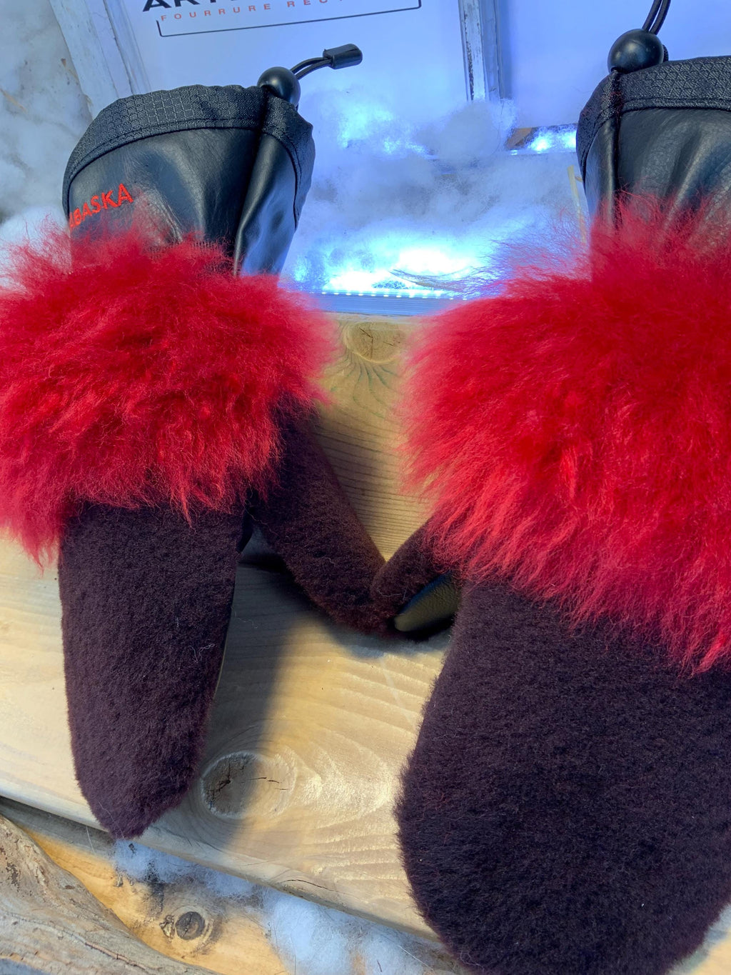 Mitaines Albertine Medium - Fourrure rouge vif et bourgogne, mouton rasé et naturel recyclé, cuir italien noir, fait à la main Québec
