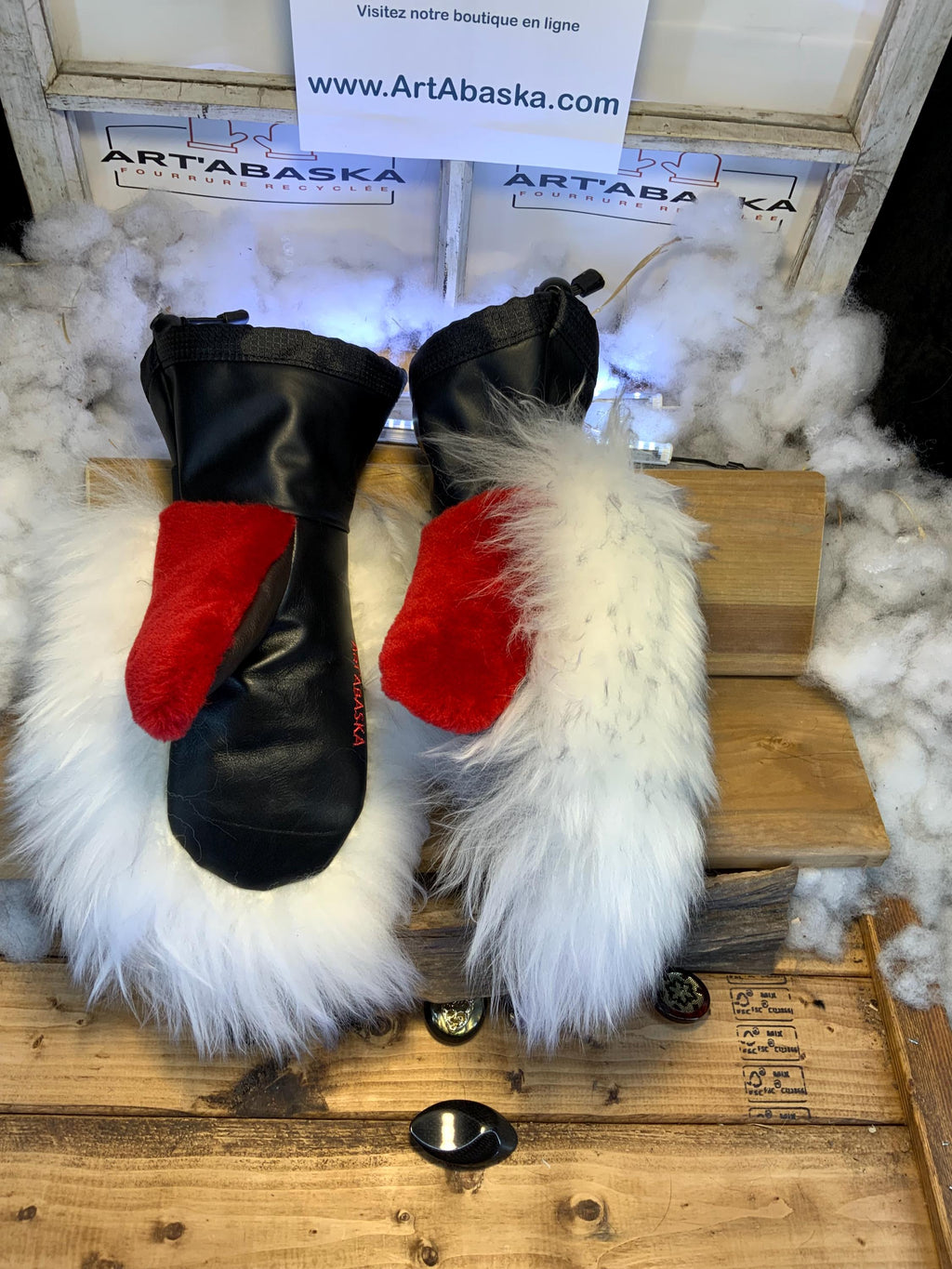 Mitaines Les Gilbertte – Medium, mouton blanc pleine longueur et rouge rasé, cuir italien noir, fait à la main au Québec