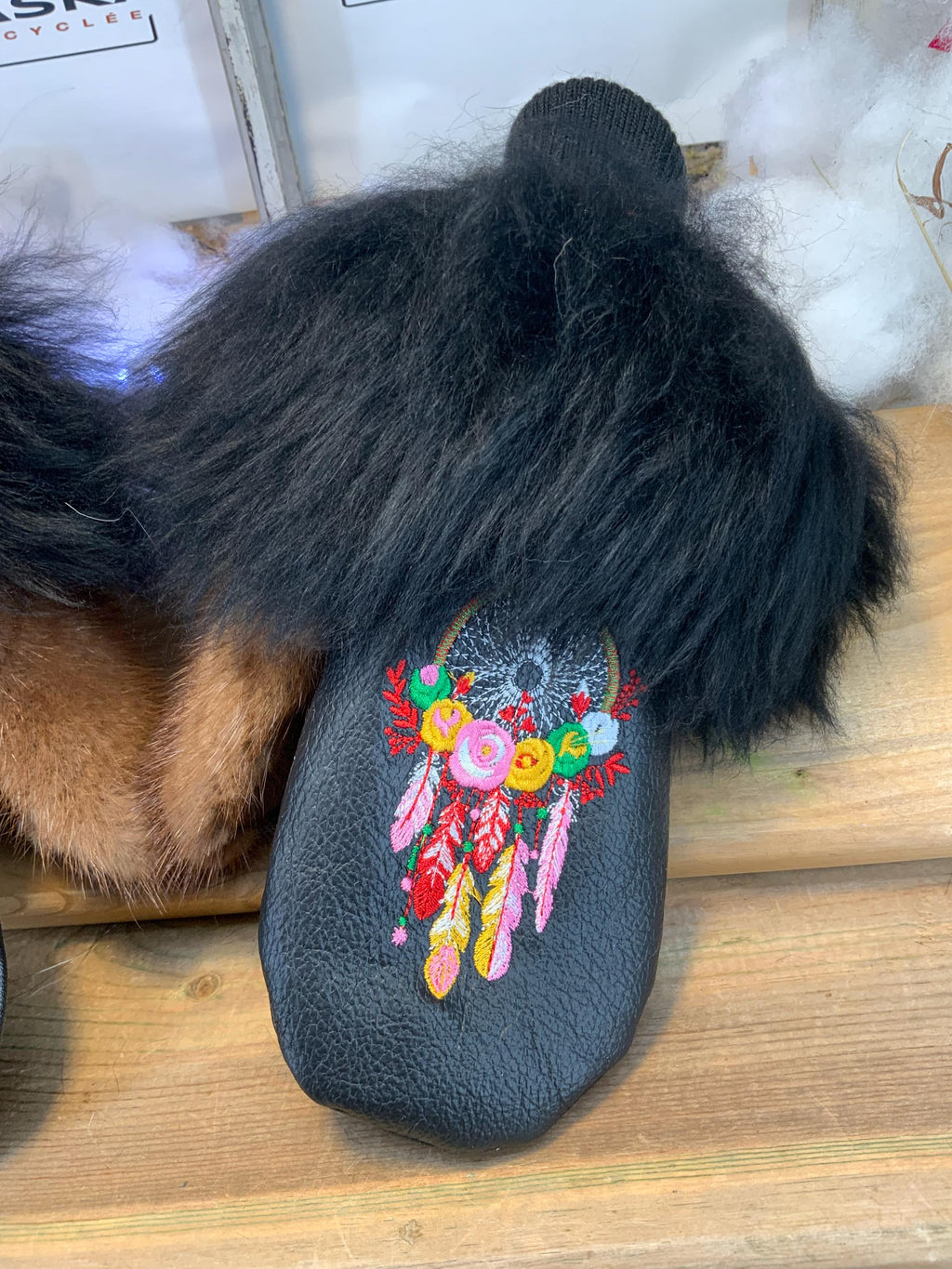 Mitaines de ville Henriette faites à la main au Québec en fourrure recyclée avec broderie Capteur de Rêve artistique grandeur Medium