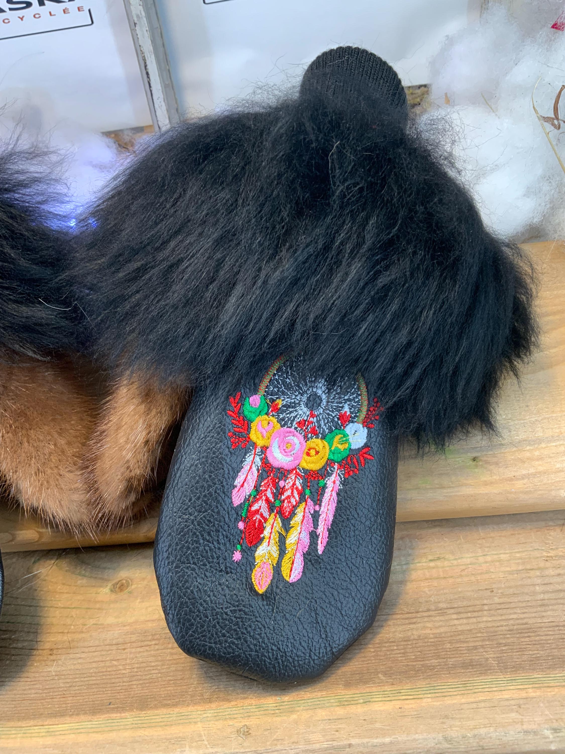 Mitaines de ville Henriette faites à la main au Québec en fourrure recyclée avec broderie Capteur de Rêve artistique grandeur Medium