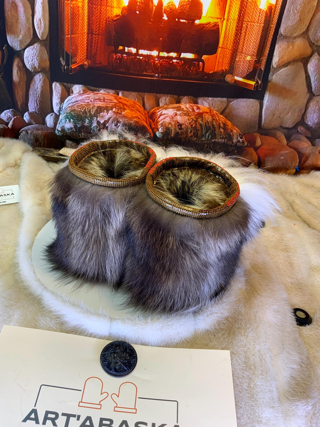 Mocassins d’intérieur Colombe pour 8 femme en cuir argenté brillant, mouton naturel blanc et raton naturel recyclé – faits à la main au Québec, respirants, confort de luxe, pièce unique Art’Abaska ✨🤍